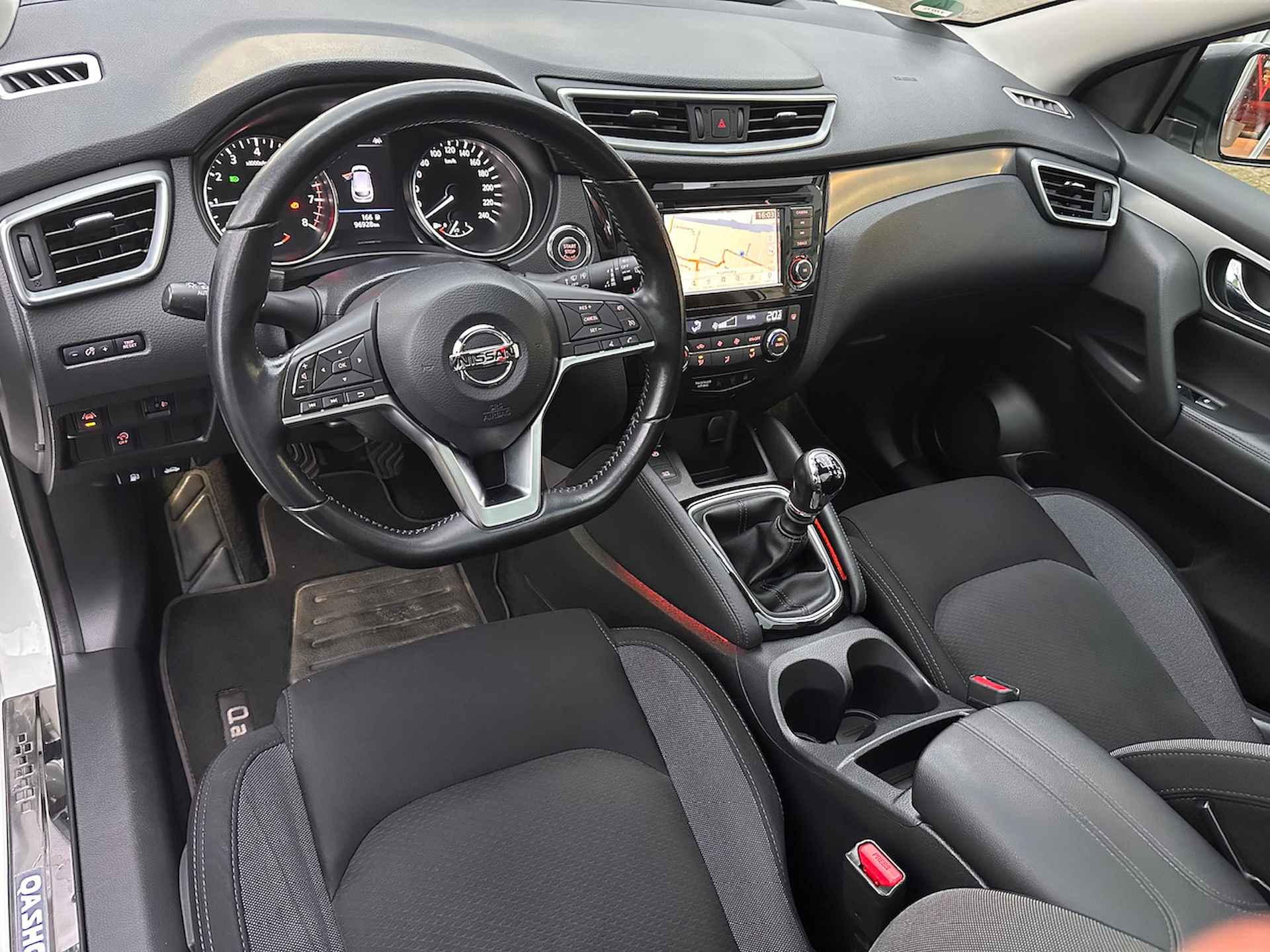 NISSAN Qashqai 1.3 DIG-T 140pk N-Connecta | Trekhaak | Panoramadak | 19 inch | All-season | Navigatie | Apple CarPlay | Android Auto - 6/33