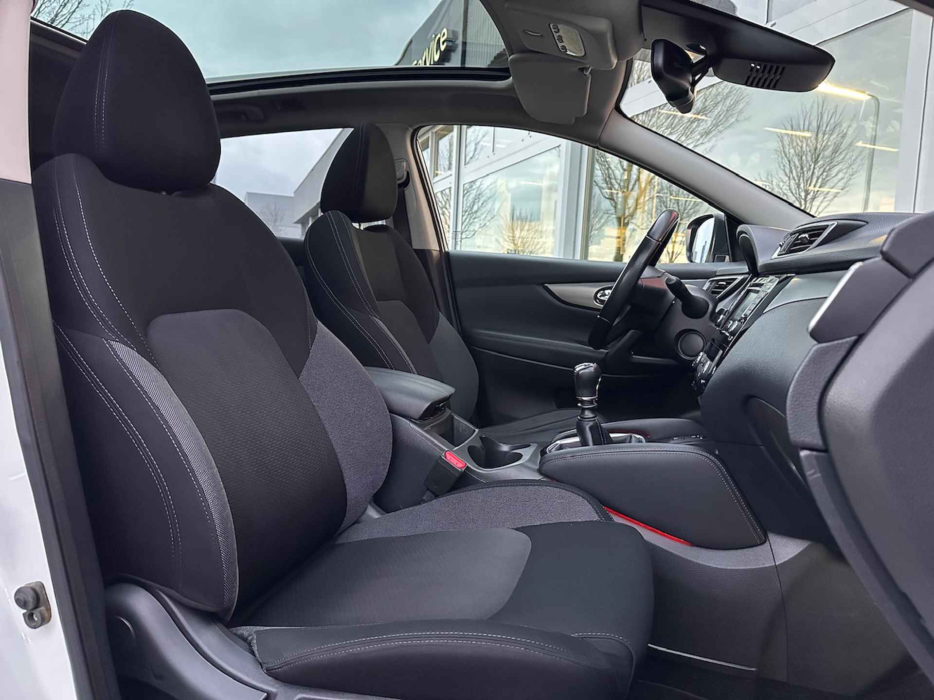 NISSAN Qashqai 1.3 DIG-T 140pk N-Connecta | Trekhaak | Panoramadak | 19 inch | All-season | Navigatie | Apple CarPlay | Android Auto - 9/33