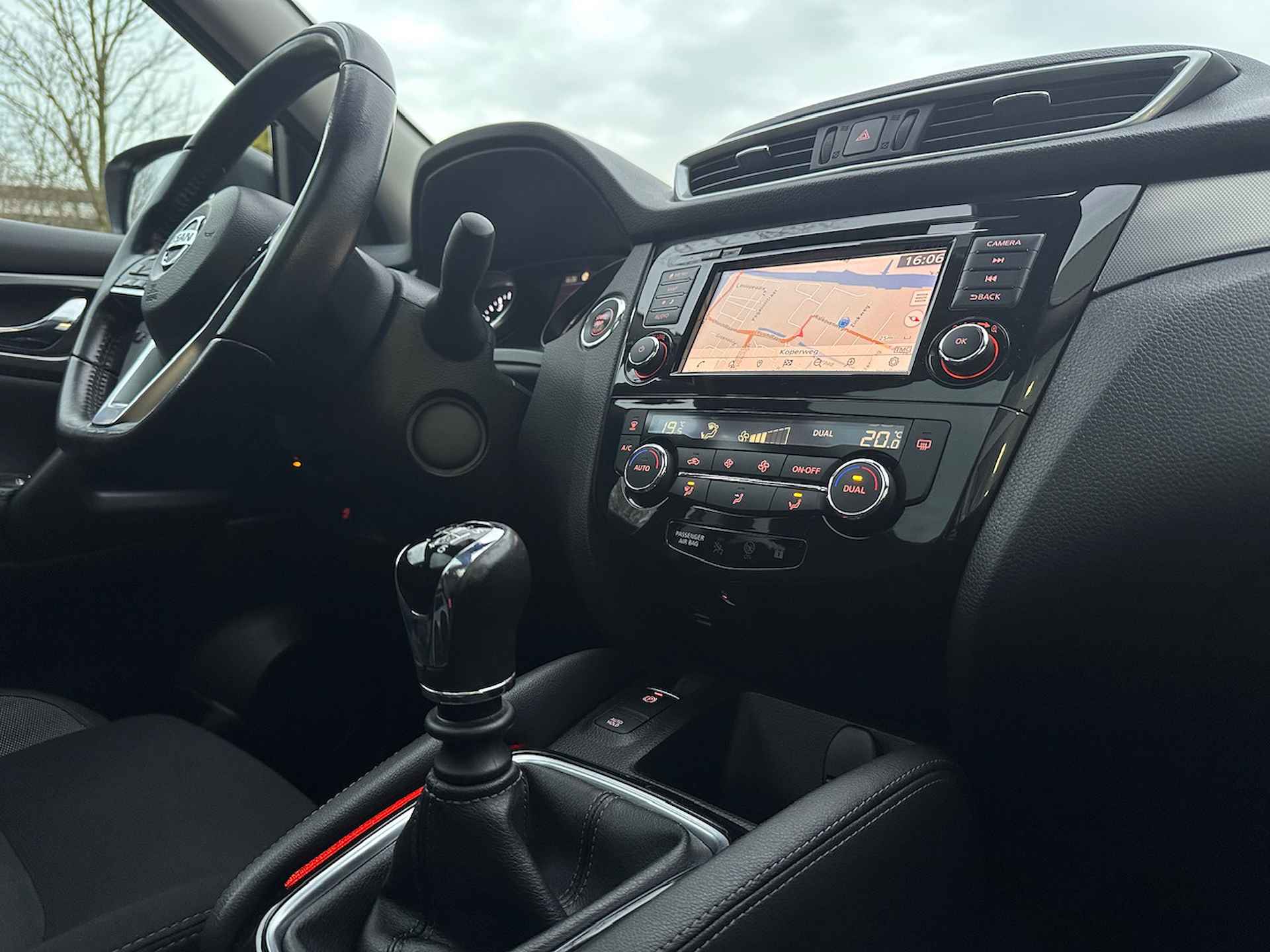 NISSAN Qashqai 1.3 DIG-T 140pk N-Connecta | Trekhaak | Panoramadak | 19 inch | All-season | Navigatie | Apple CarPlay | Android Auto - 25/33