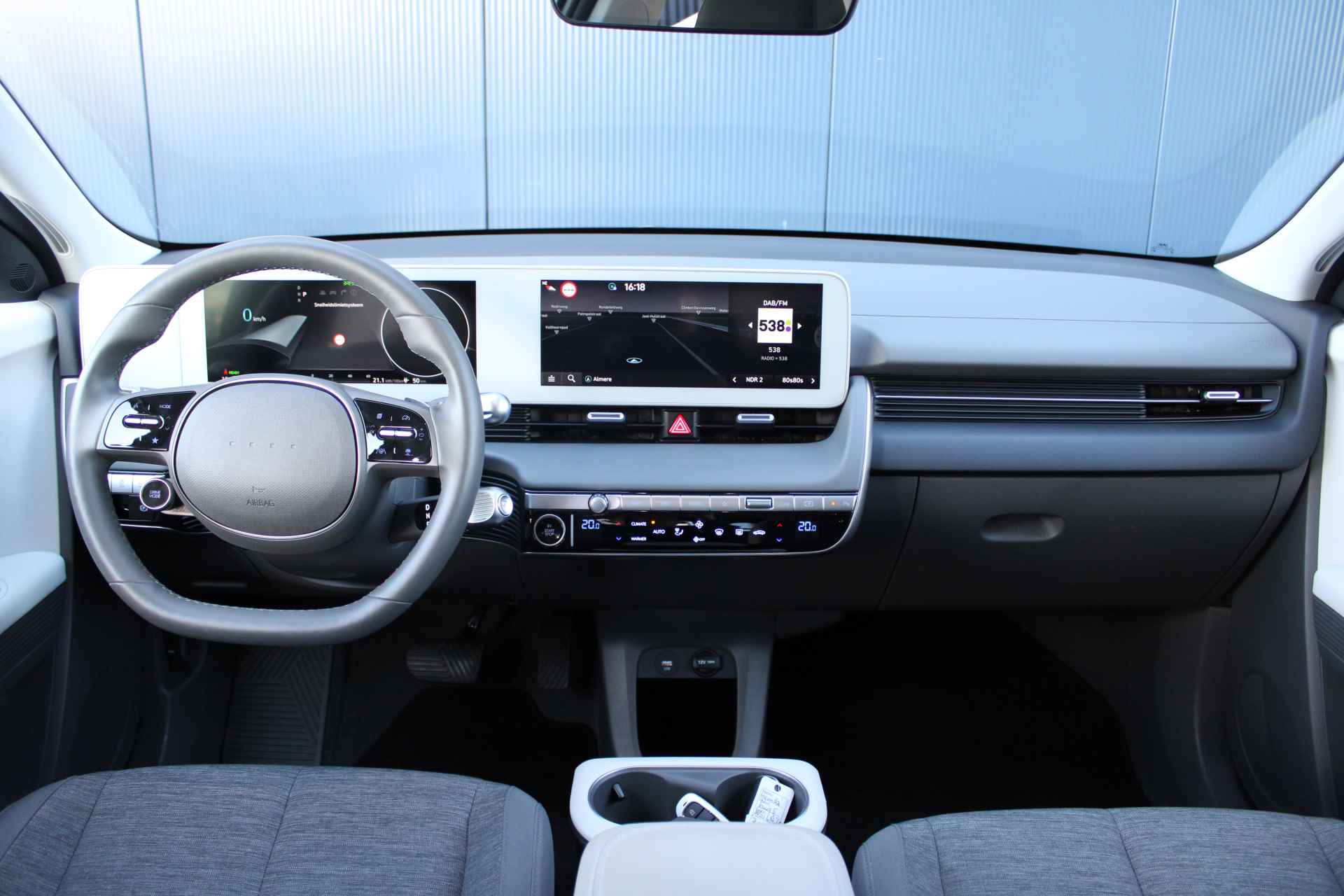 Hyundai IONIQ 5 58 kWh 170PK Connect Automaat | Climate | Camera | Keyless | Full Led | Navigatie | 19" Lichtmetaal | Winterpakket | Parkeer Ass - 25/29