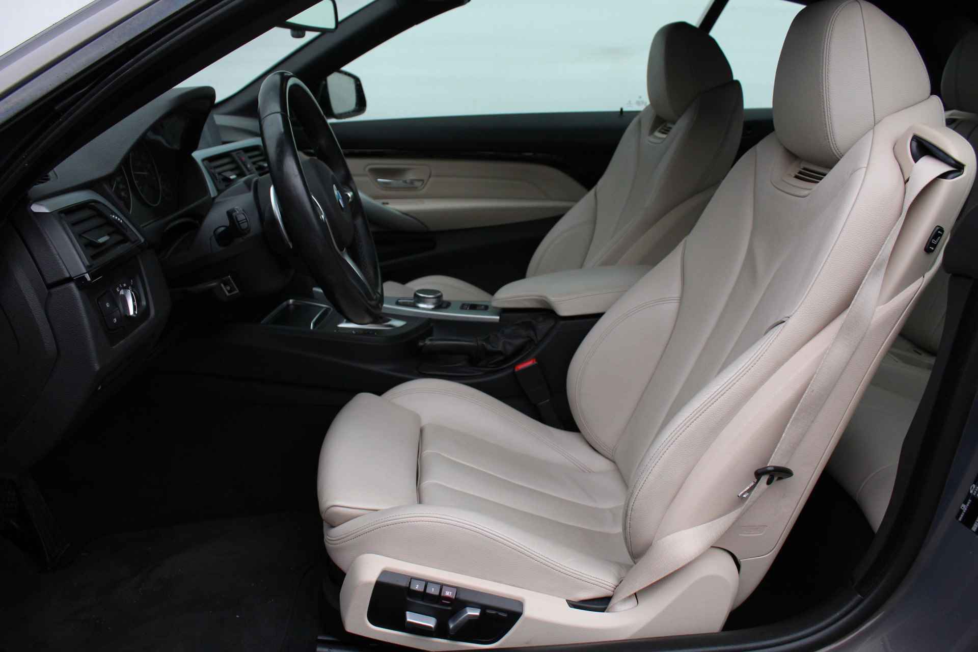 BMW 4 Serie Cabrio 430i High Executive M Sport Automaat / Achteruitrijcamera / Air Collar / Sportstoelen / Comfort Access / Surround View / Head-Up / Harman Kardon - 12/37