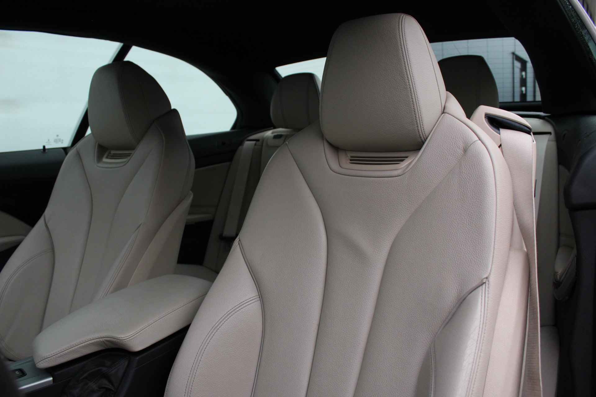BMW 4 Serie Cabrio 430i High Executive M Sport Automaat / Achteruitrijcamera / Air Collar / Sportstoelen / Comfort Access / Surround View / Head-Up / Harman Kardon - 13/37