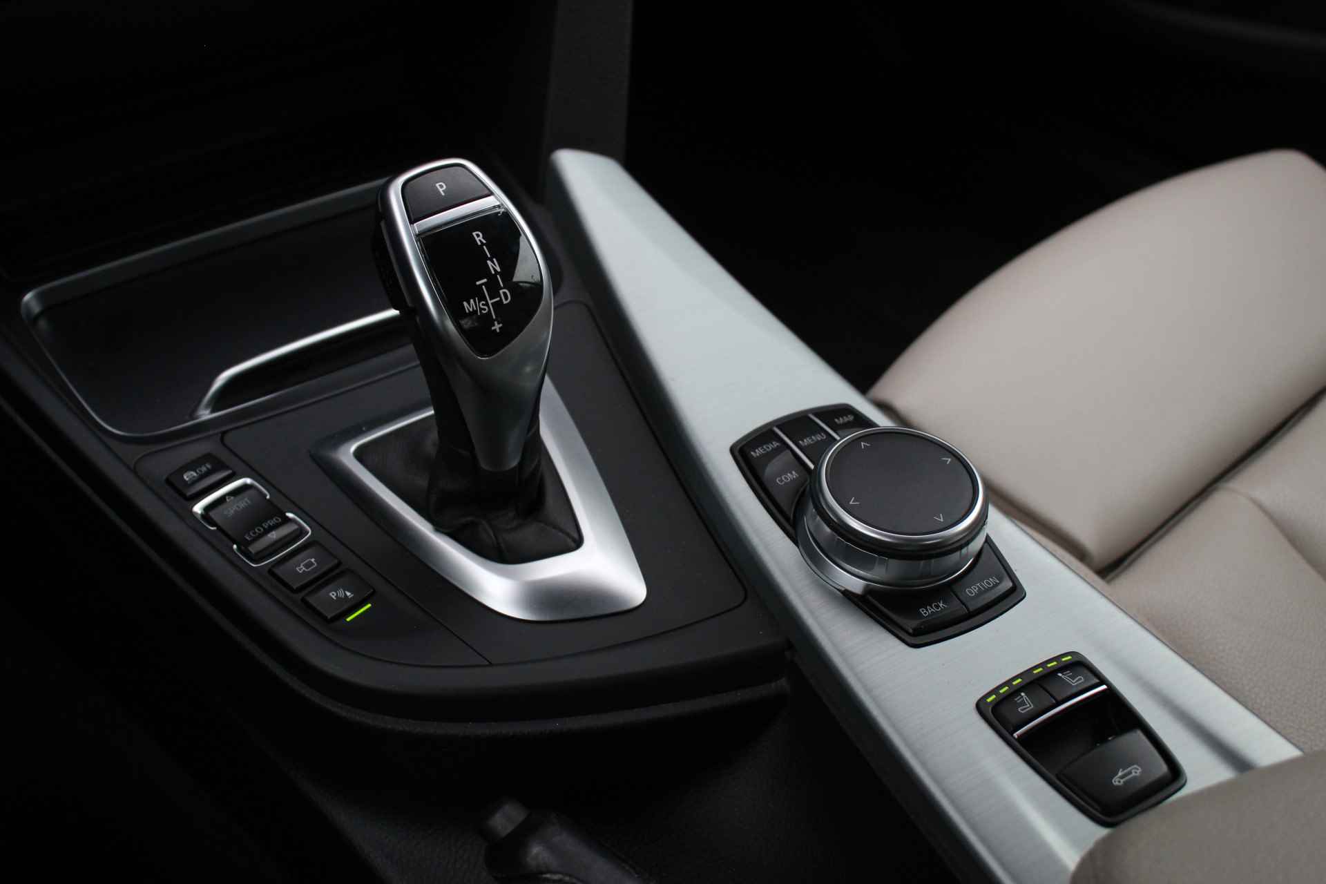 BMW 4 Serie Cabrio 430i High Executive M Sport Automaat / Achteruitrijcamera / Air Collar / Sportstoelen / Comfort Access / Surround View / Head-Up / Harman Kardon - 25/37