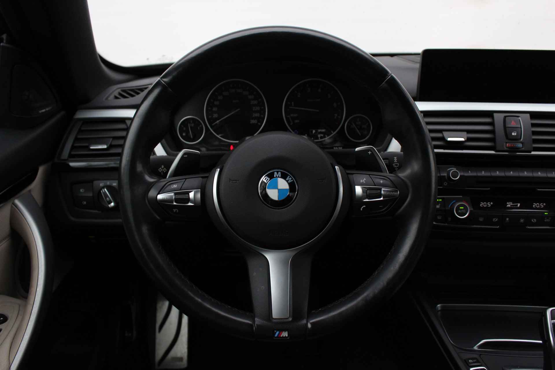 BMW 4 Serie Cabrio 430i High Executive M Sport Automaat / Achteruitrijcamera / Air Collar / Sportstoelen / Comfort Access / Surround View / Head-Up / Harman Kardon - 32/37