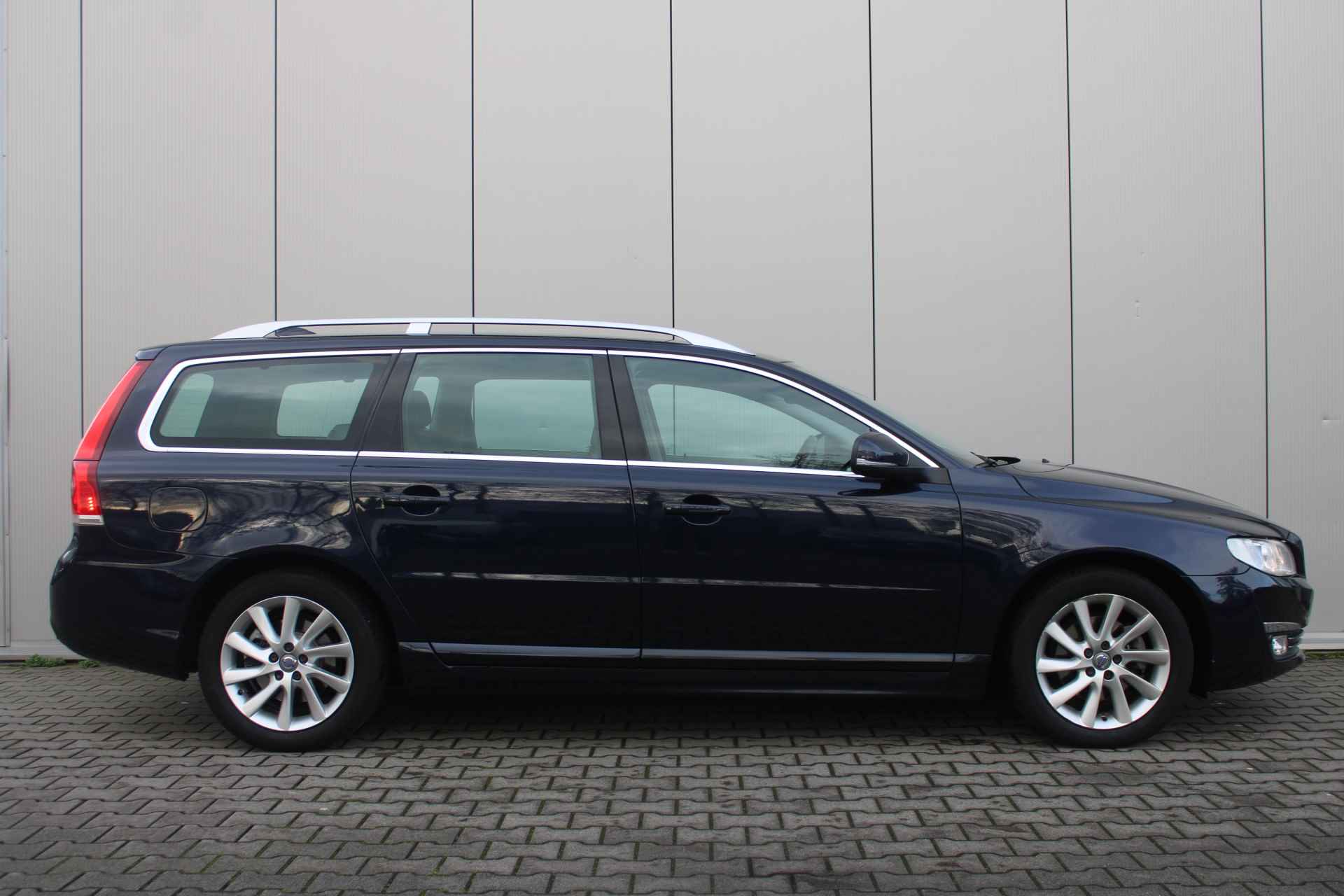 Volvo V70 T4 Automaat Inscription Edition | Automatische Niveau regeling | Geventileerd leder | Schuifdak - 4/31