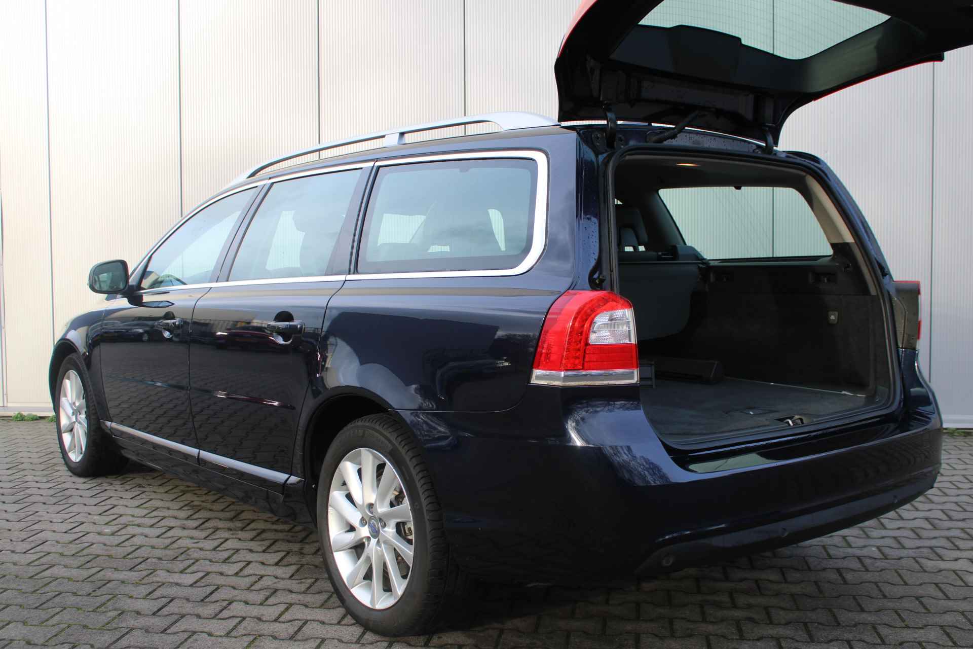 Volvo V70 T4 Automaat Inscription Edition | Automatische Niveau regeling | Geventileerd leder | Schuifdak - 8/31