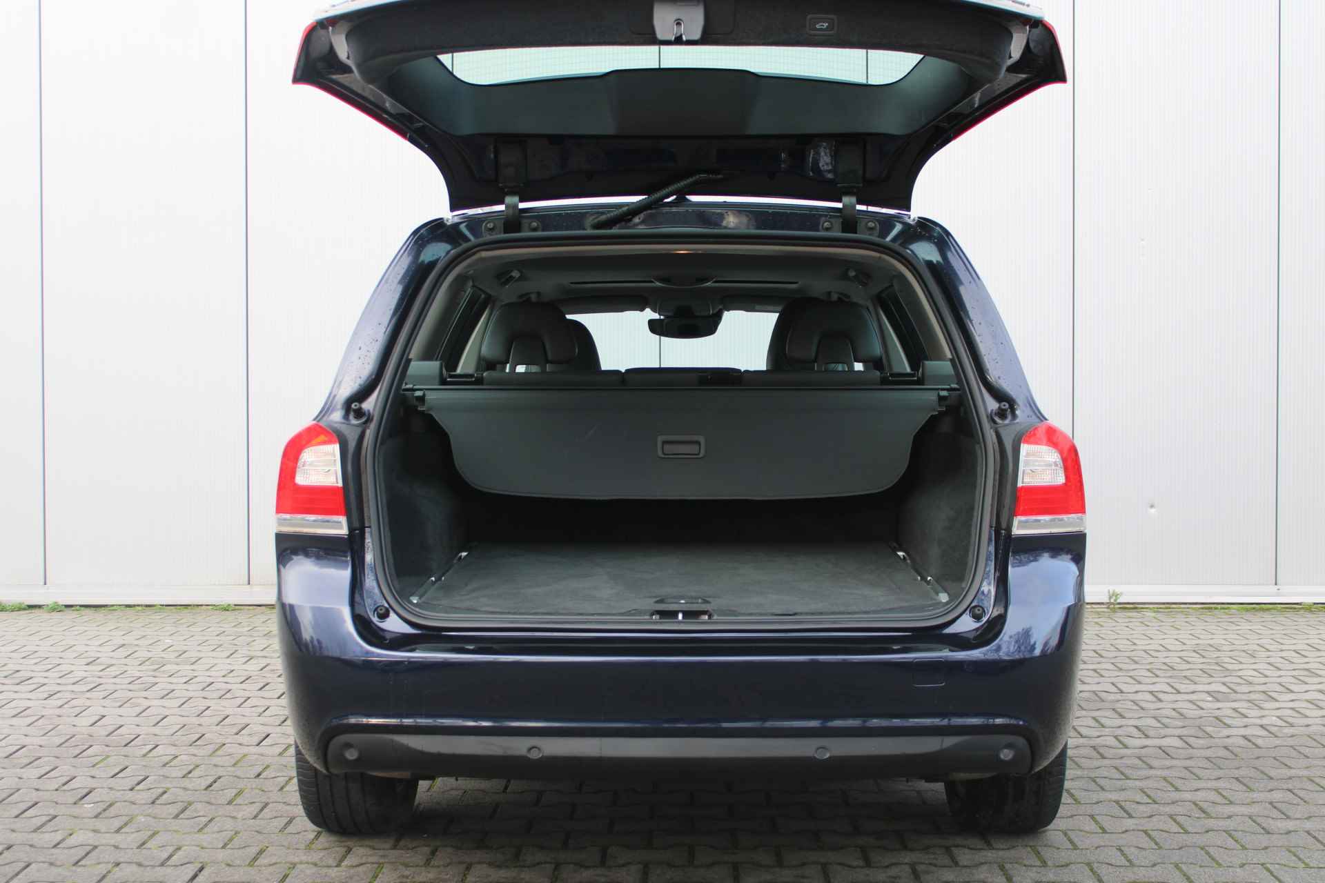 Volvo V70 T4 Automaat Inscription Edition | Automatische Niveau regeling | Geventileerd leder | Schuifdak - 9/31