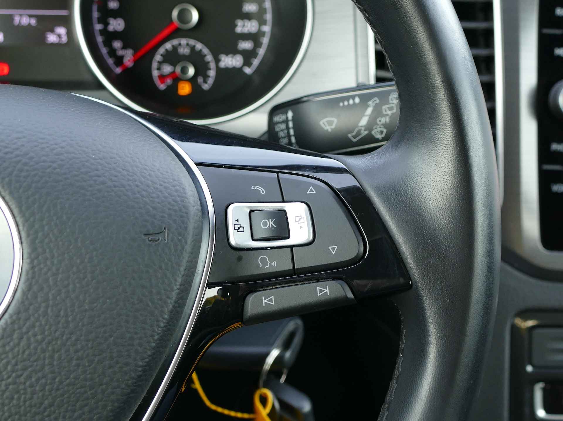 Volkswagen Golf Sportsvan 1.0 TSI Highline | navigatie | adaptieve cruise control | trekhaak | stoelverwarming - 18/53