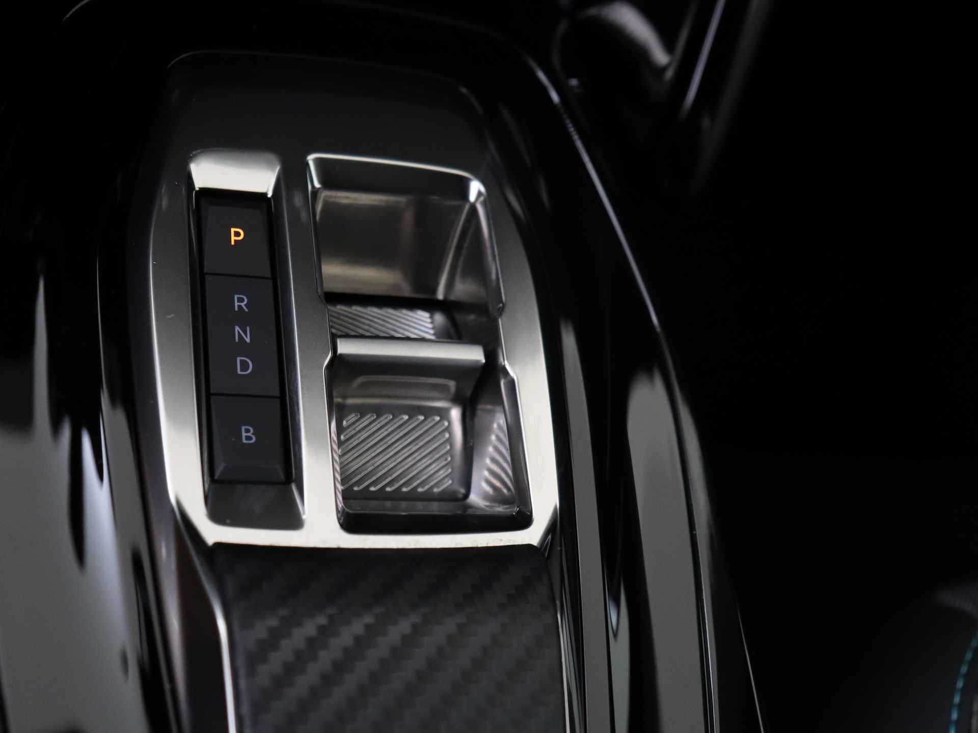 Peugeot e-2008 EV Allure Pack 50 kWh | Navigatie | Camera | Stoelverwarming | BTW |  | Beschikbaarheid in overleg | - 12/38