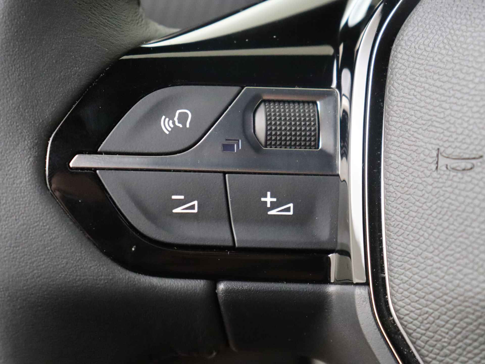 Peugeot e-2008 EV Allure Pack 50 kWh | Navigatie | Camera | Stoelverwarming | BTW |  | Beschikbaarheid in overleg | - 18/38