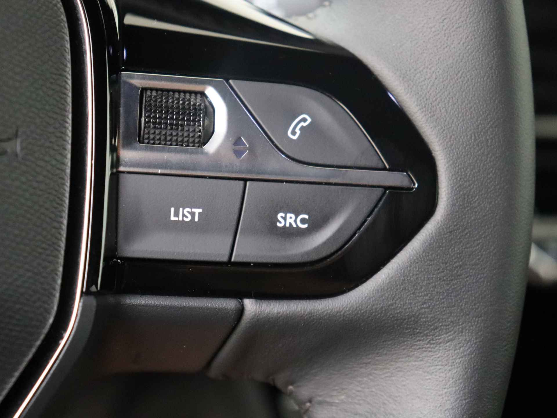 Peugeot e-2008 EV Allure Pack 50 kWh | Navigatie | Camera | Stoelverwarming | BTW |  | Beschikbaarheid in overleg | - 19/38