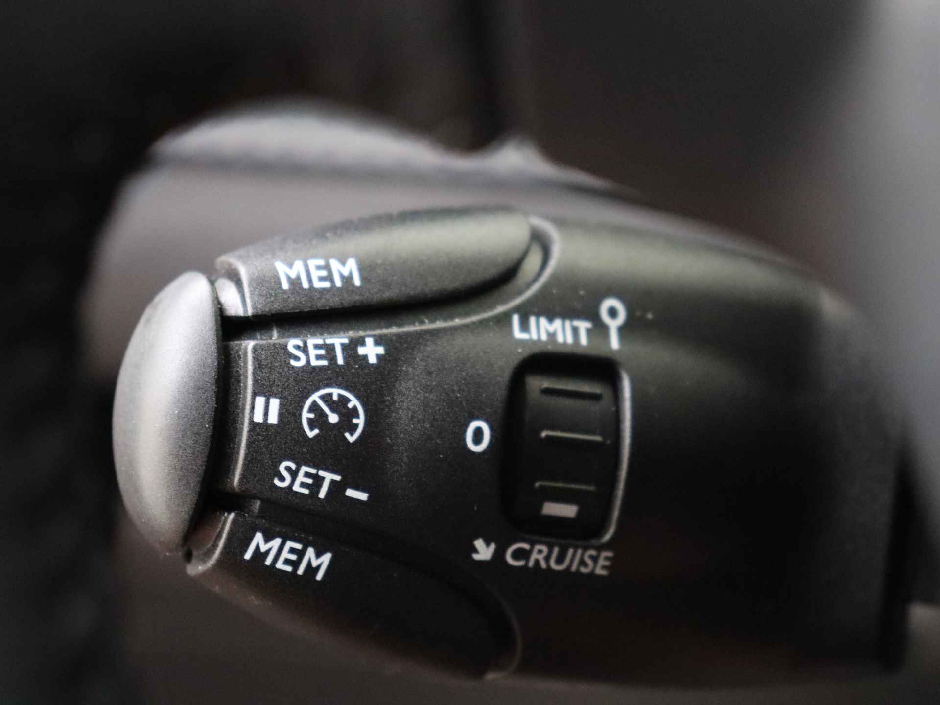 Peugeot e-2008 EV Allure Pack 50 kWh | Navigatie | Camera | Stoelverwarming | BTW |  | Beschikbaarheid in overleg | - 22/38