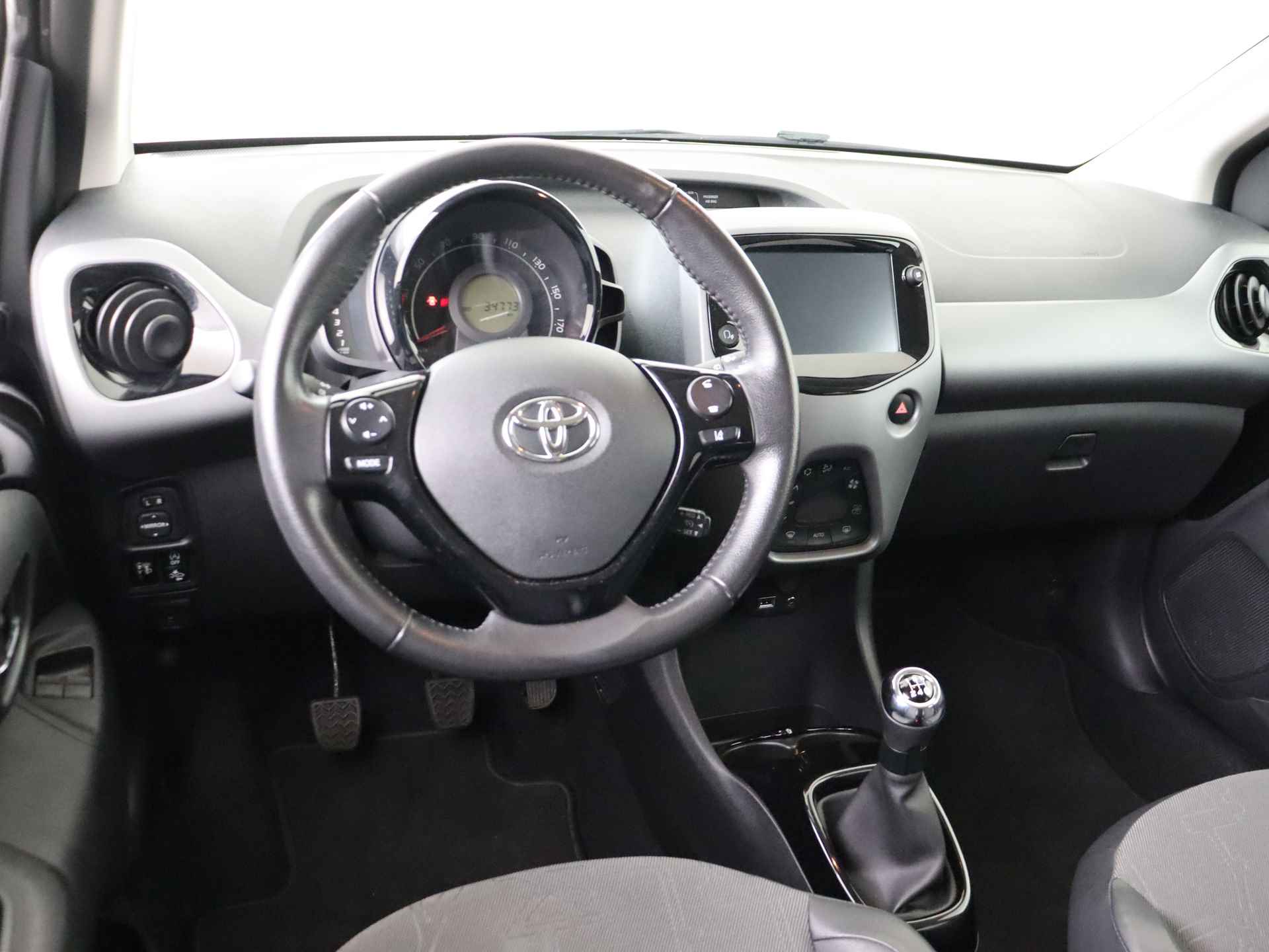 Toyota Aygo 1.0 VVT-i x-clusiv I Safety Sense | Apple Carplay/Android Auto I Climate Control I Keyless Entry/Start I 1e Eigenaar I Volledig LOUWMAN Onderhouden I - 6/45