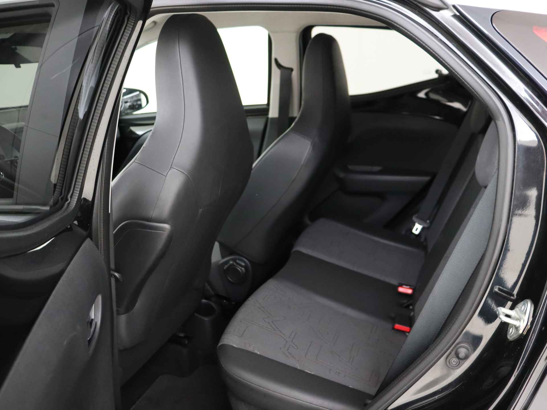 Toyota Aygo 1.0 VVT-i x-clusiv I Safety Sense | Apple Carplay/Android Auto I Climate Control I Keyless Entry/Start I 1e Eigenaar I Volledig LOUWMAN Onderhouden I - 21/45