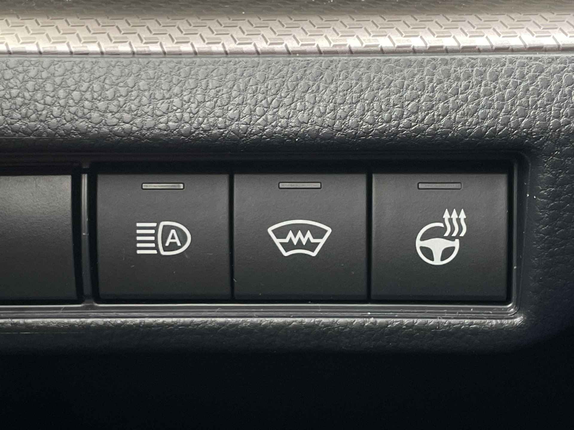 Toyota Prius 2.0 Plug-in Solar Edition Solar Roof | Apple CarPlay / Android Auto | Navigatie | Rijklaarprijs incl. garantie | - 38/45