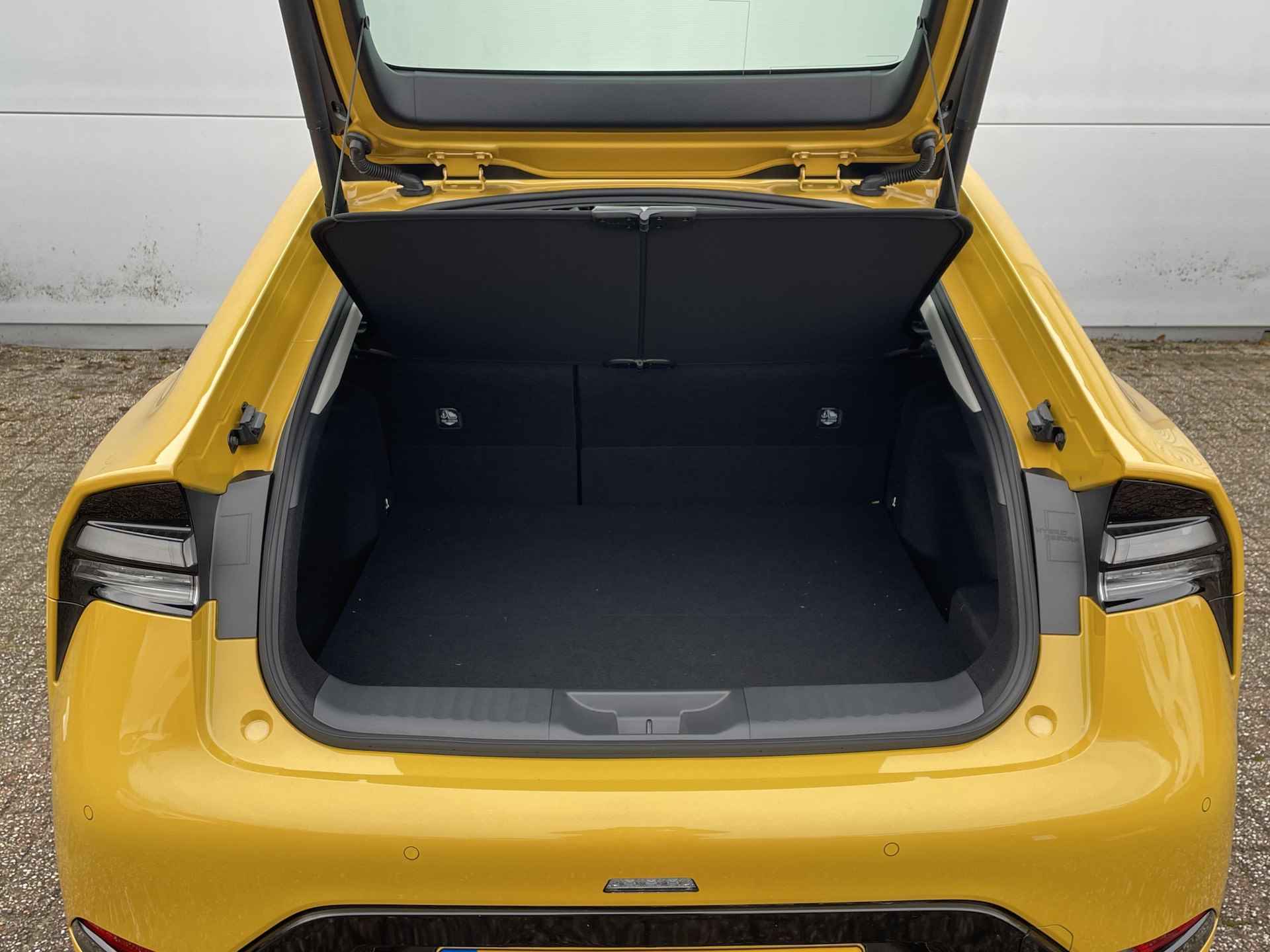 Toyota Prius 2.0 Plug-in Solar Edition Solar Roof | Apple CarPlay / Android Auto | Navigatie | Rijklaarprijs incl. garantie | - 43/45