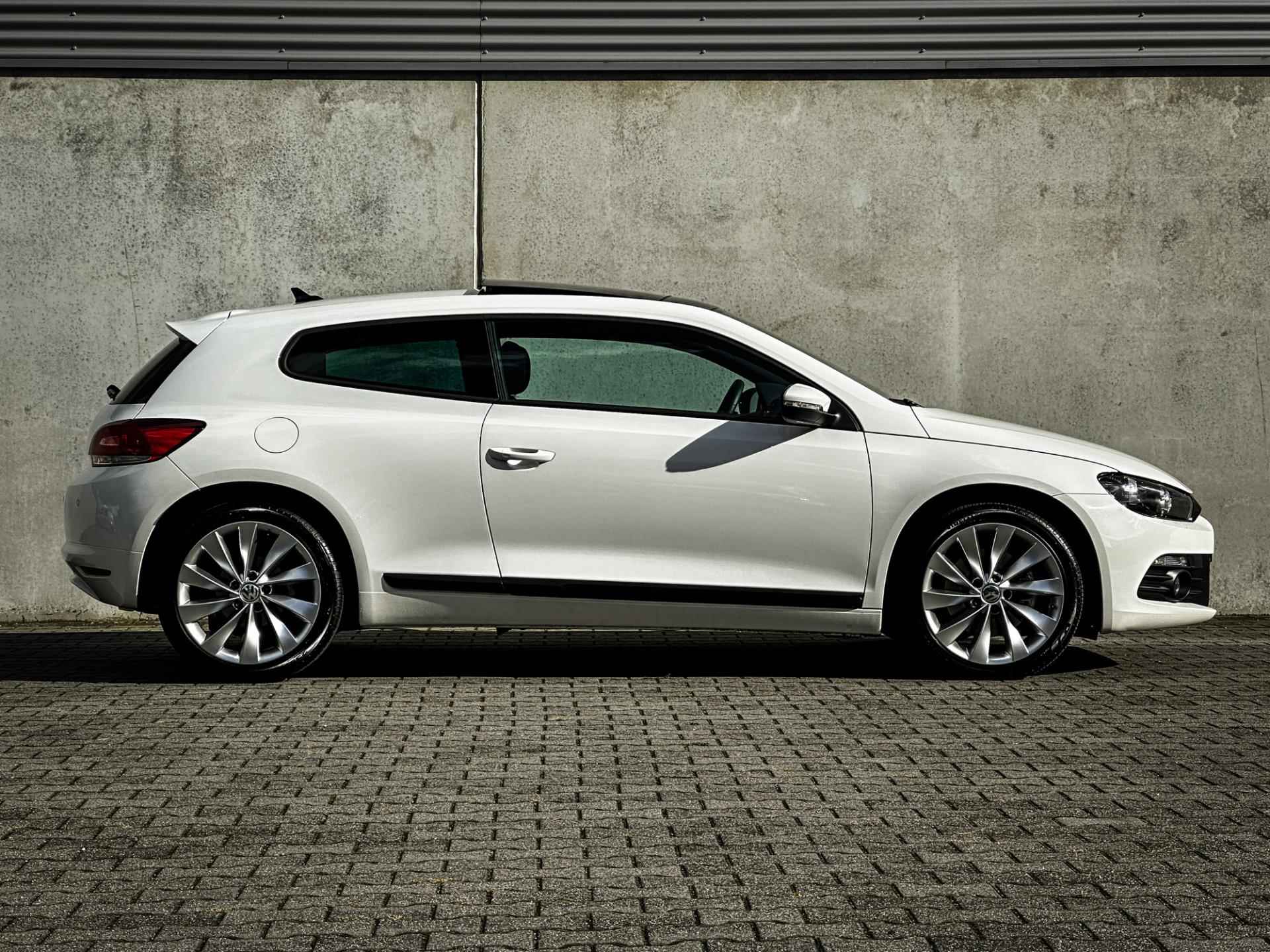 Volkswagen Scirocco 1.4 TSI Highline | UNIEK! | 14dkm | 1e eig. | Clima | Navi | Panorama | Xenon | H.Leder | - 13/47