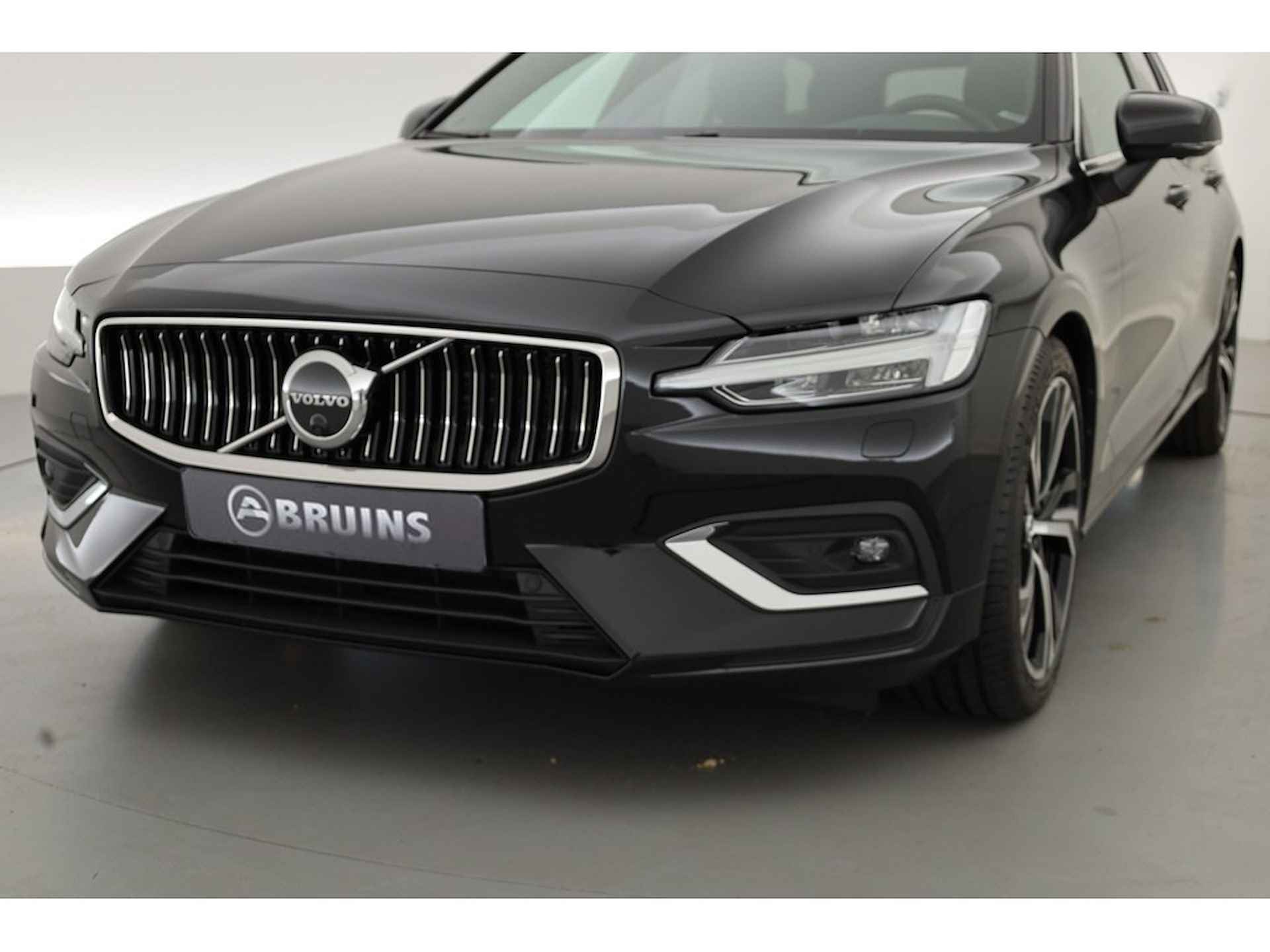 Volvo V60 2.0 197PK B4 Plus Bright, Pano-dak, H&K audio, Trekhaak - 2/32