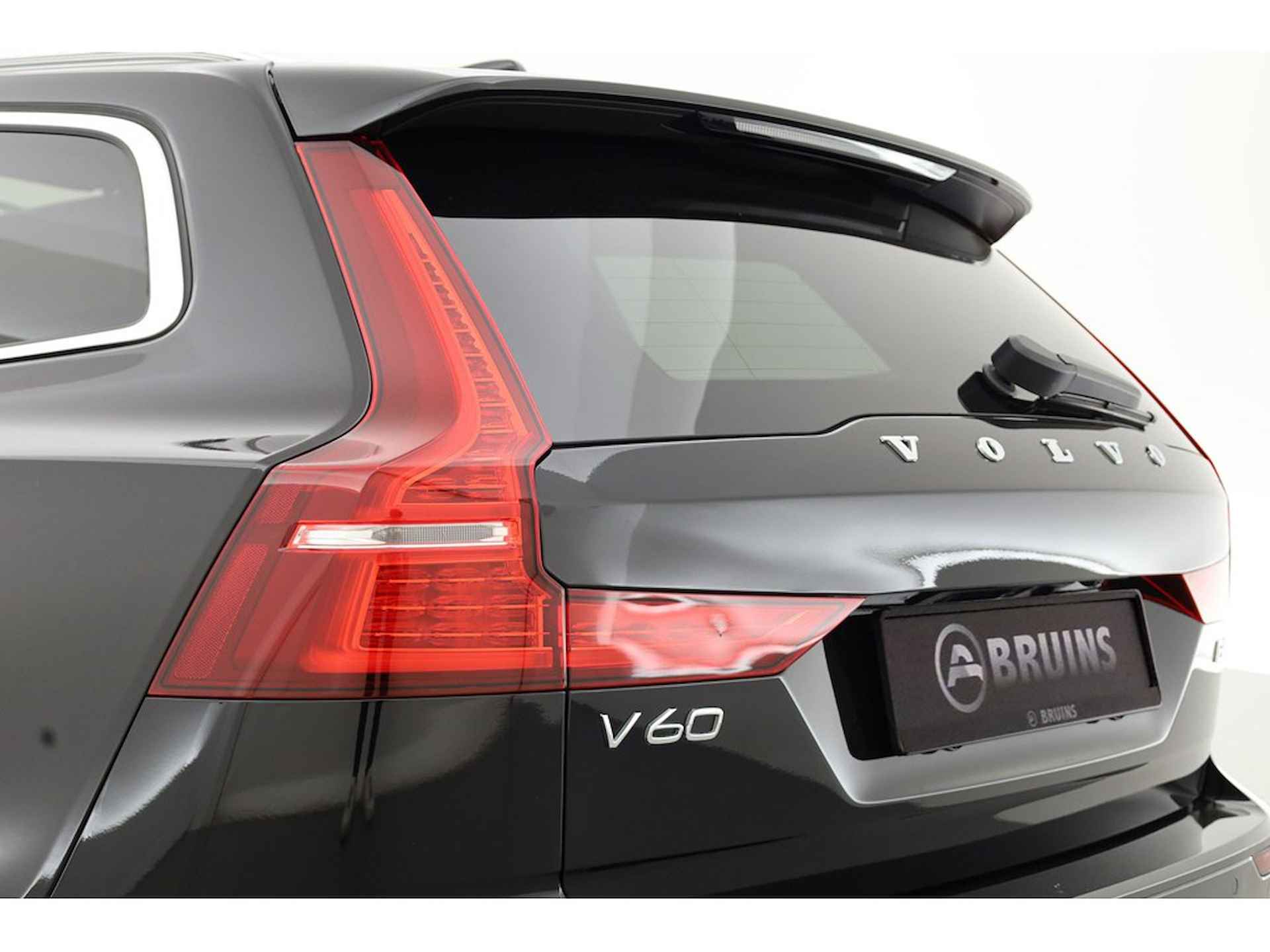 Volvo V60 2.0 197PK B4 Plus Bright, Pano-dak, H&K audio, Trekhaak - 3/32