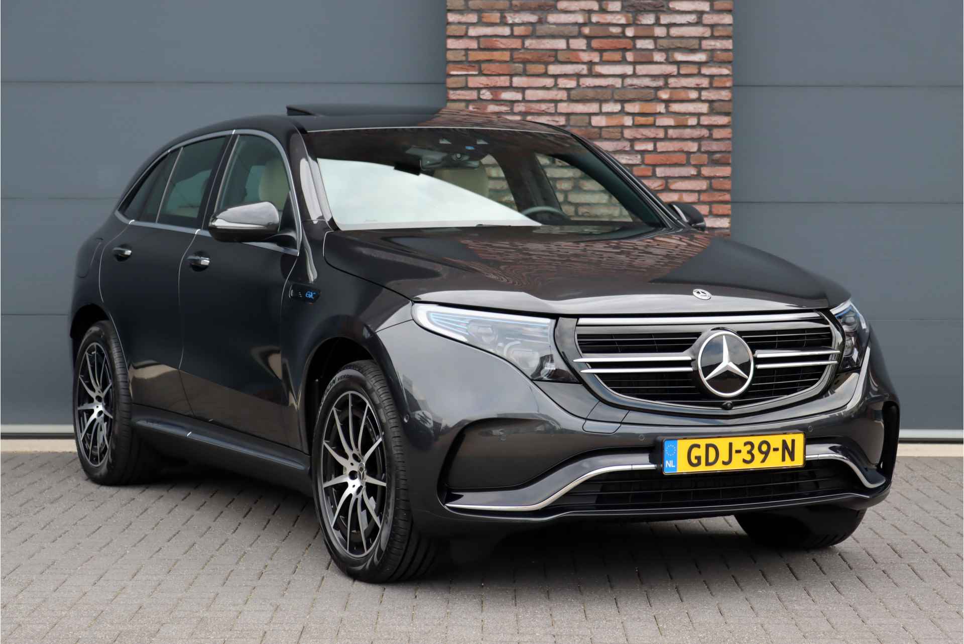 Mercedes-Benz EQC 400 4-MATIC AMG Line 80 kWh | Schuifdak | Distronic+ | Memory | Verwamd Stuurwiel | Stoelventilatie | HUD | Keyless Go | Surround Camera | Rijassistentiepakket | - 4/38