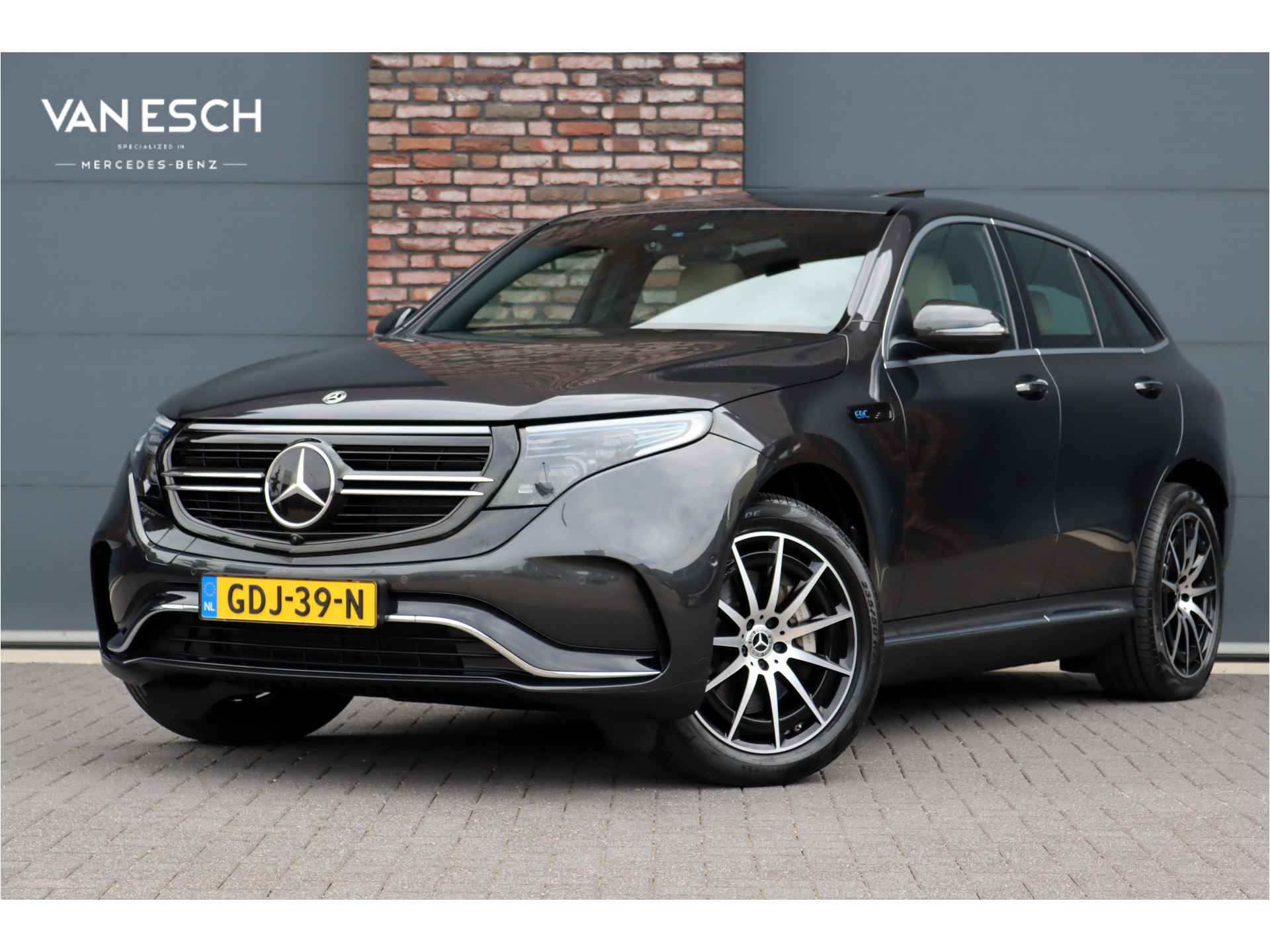 Mercedes-Benz EQC 400 4-MATIC AMG Line 80 kWh | Schuifdak | Distronic+ | Memory | Verwamd Stuurwiel | Stoelventilatie | HUD | Keyless Go | Surround Camera | Rijassistentiepakket |