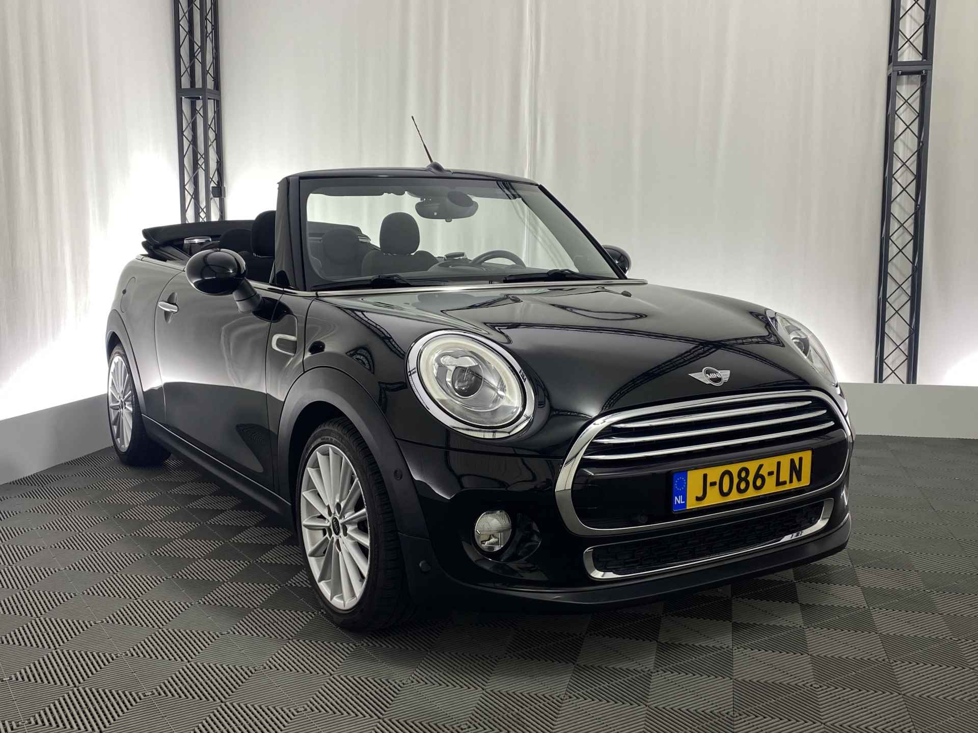 MINI Cabrio 1.5 Cooper Salt Automaat | Navi | 17 inch LMV | All Season | Stoelverw. | Cruise Control | - 4/34