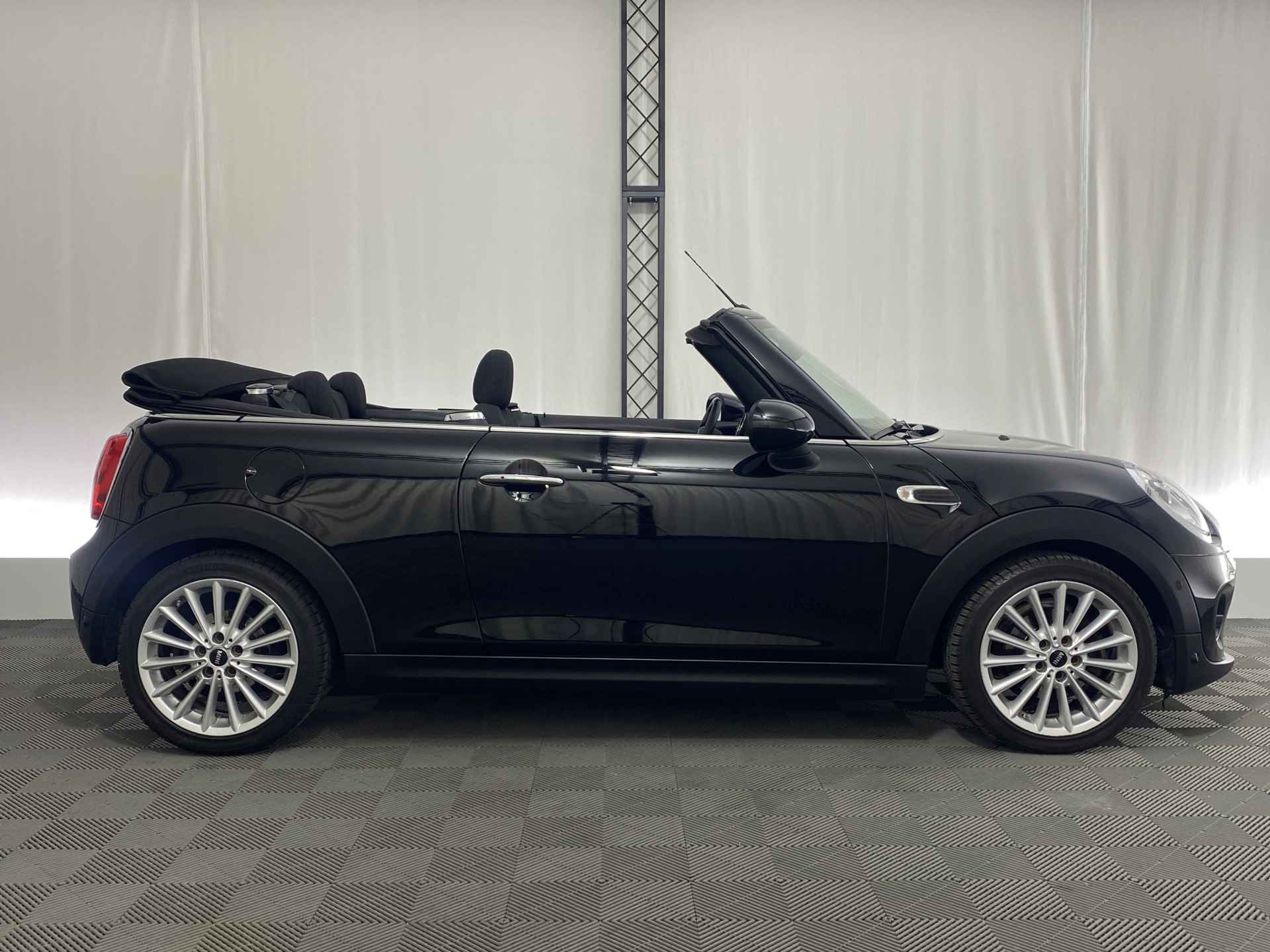 MINI Cabrio 1.5 Cooper Salt Automaat | Navi | 17 inch LMV | All Season | Stoelverw. | Cruise Control | - 5/34