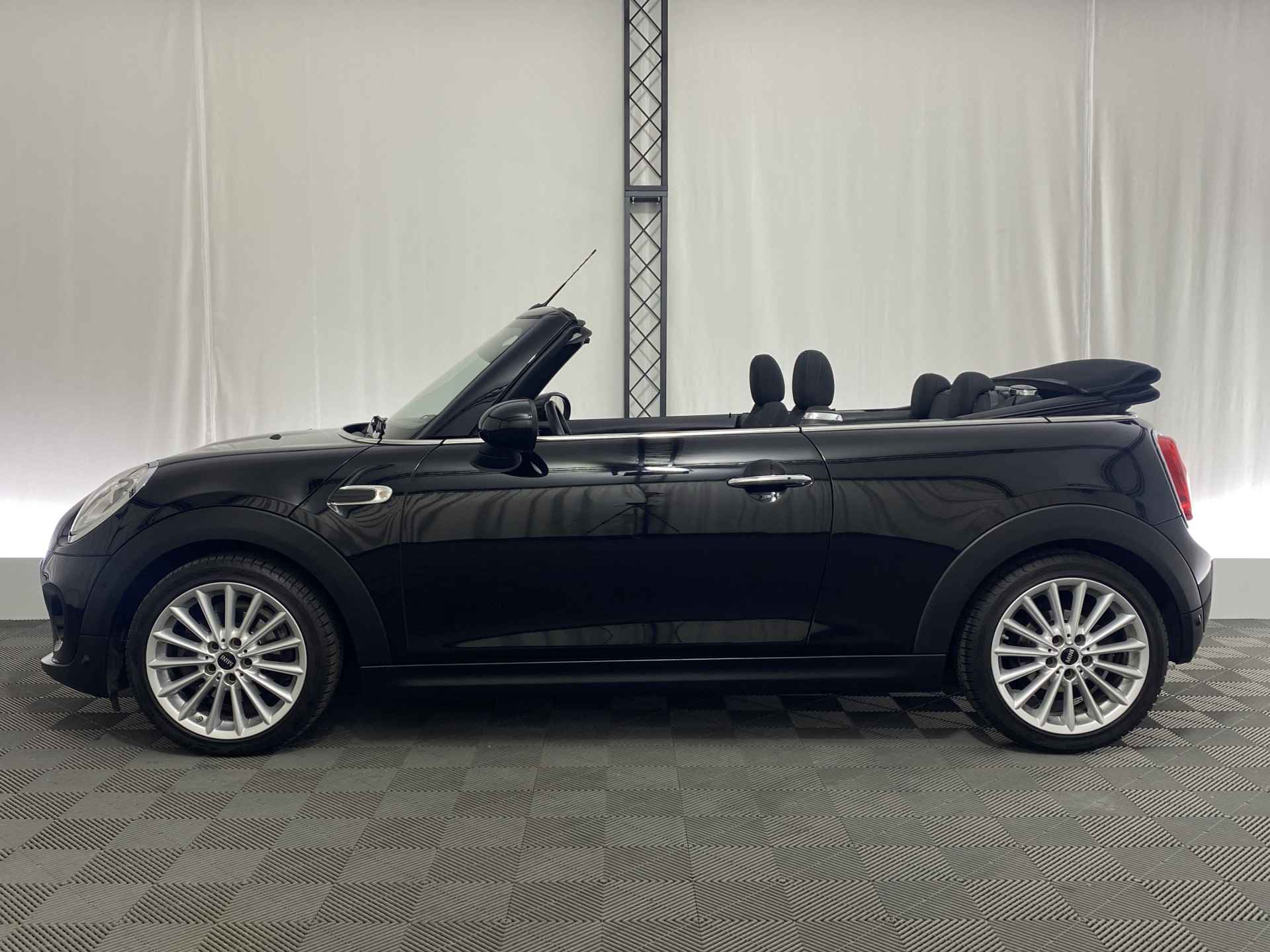 MINI Cabrio 1.5 Cooper Salt Automaat | Navi | 17 inch LMV | All Season | Stoelverw. | Cruise Control | - 9/34