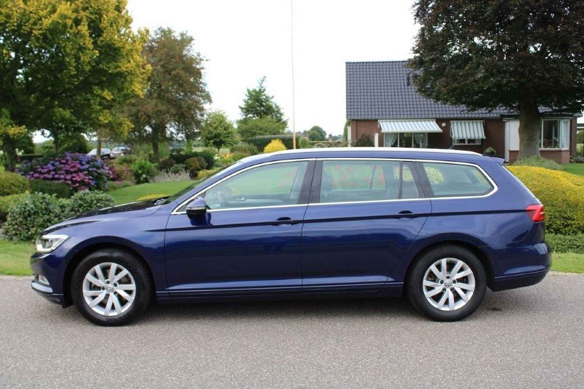 VOLKSWAGEN Passat 1.5TSI 150pk Comfort Bsn automaat ACC/ECC/navi/trekhaak - 25/34