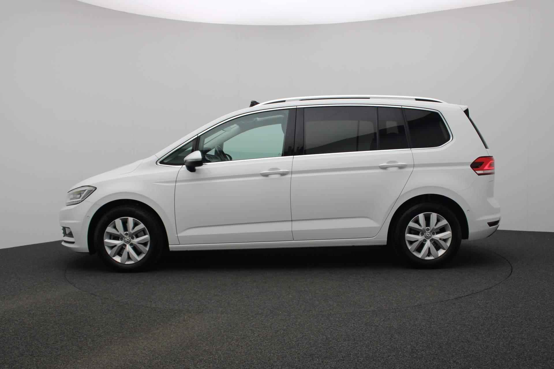 Volkswagen Touran 1.0 TSI 115PK Highline - Origineel NL | Pano | Trekhaak | Navi Discover Pro | Keyless | Camera | Full LED | ACC | 16 inch - 20/39