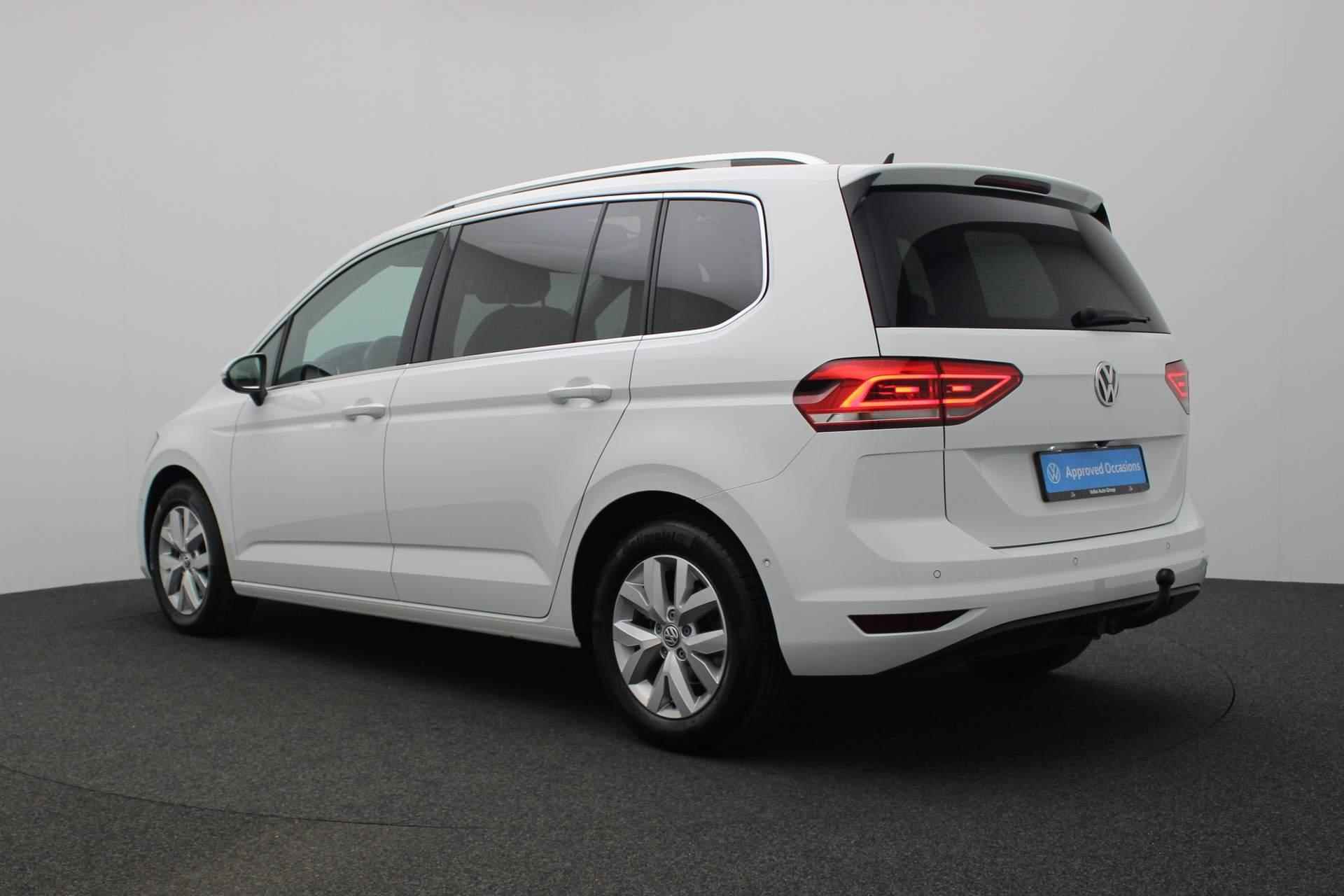 Volkswagen Touran 1.0 TSI 115PK Highline - Origineel NL | Pano | Trekhaak | Navi Discover Pro | Keyless | Camera | Full LED | ACC | 16 inch - 32/39