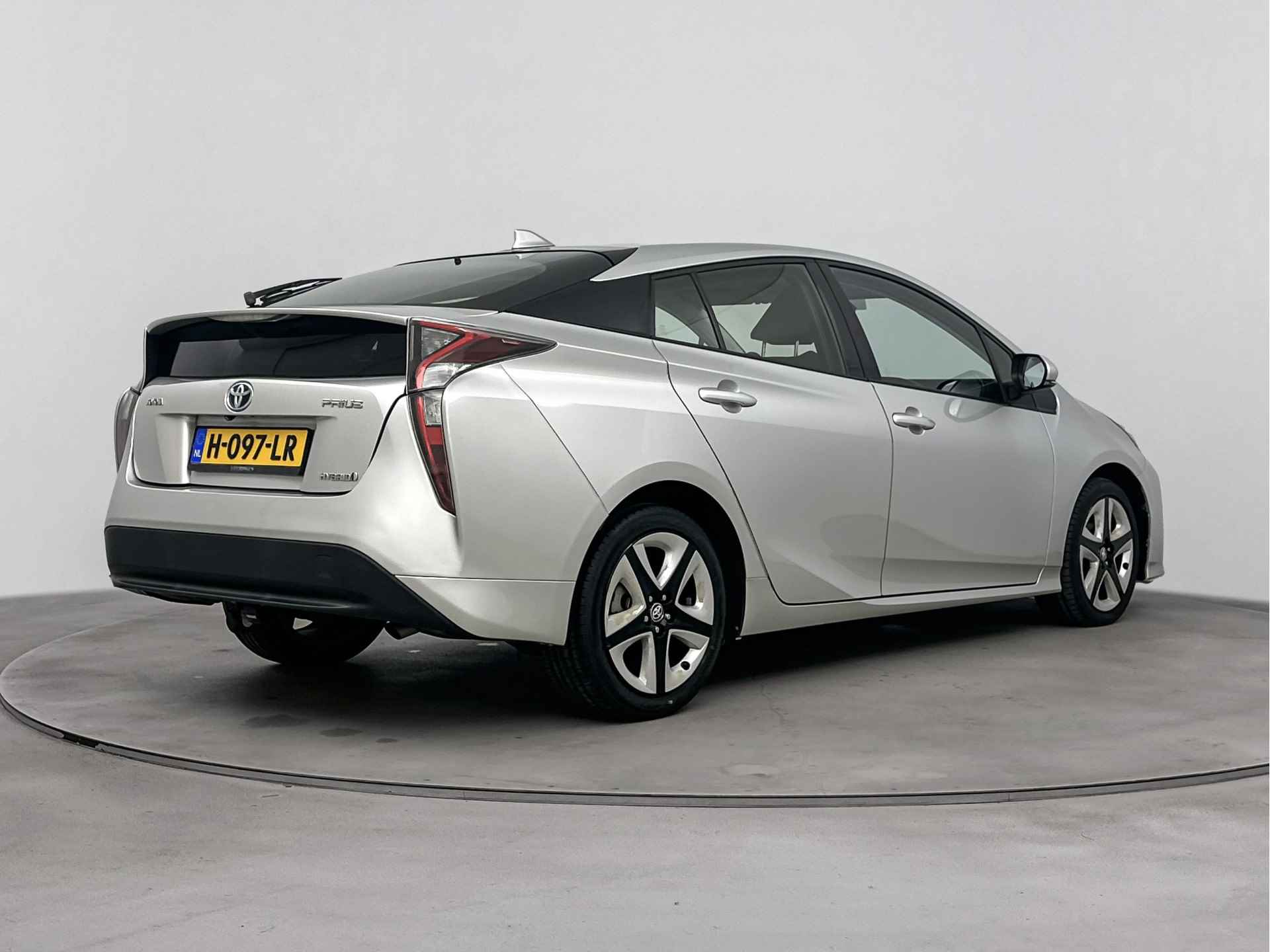 Toyota Prius 1.8 First Edition Limited | Navigatie | Trekhaak | Stoelverwarming | Head up Display | Airco Aut. | - 3/41