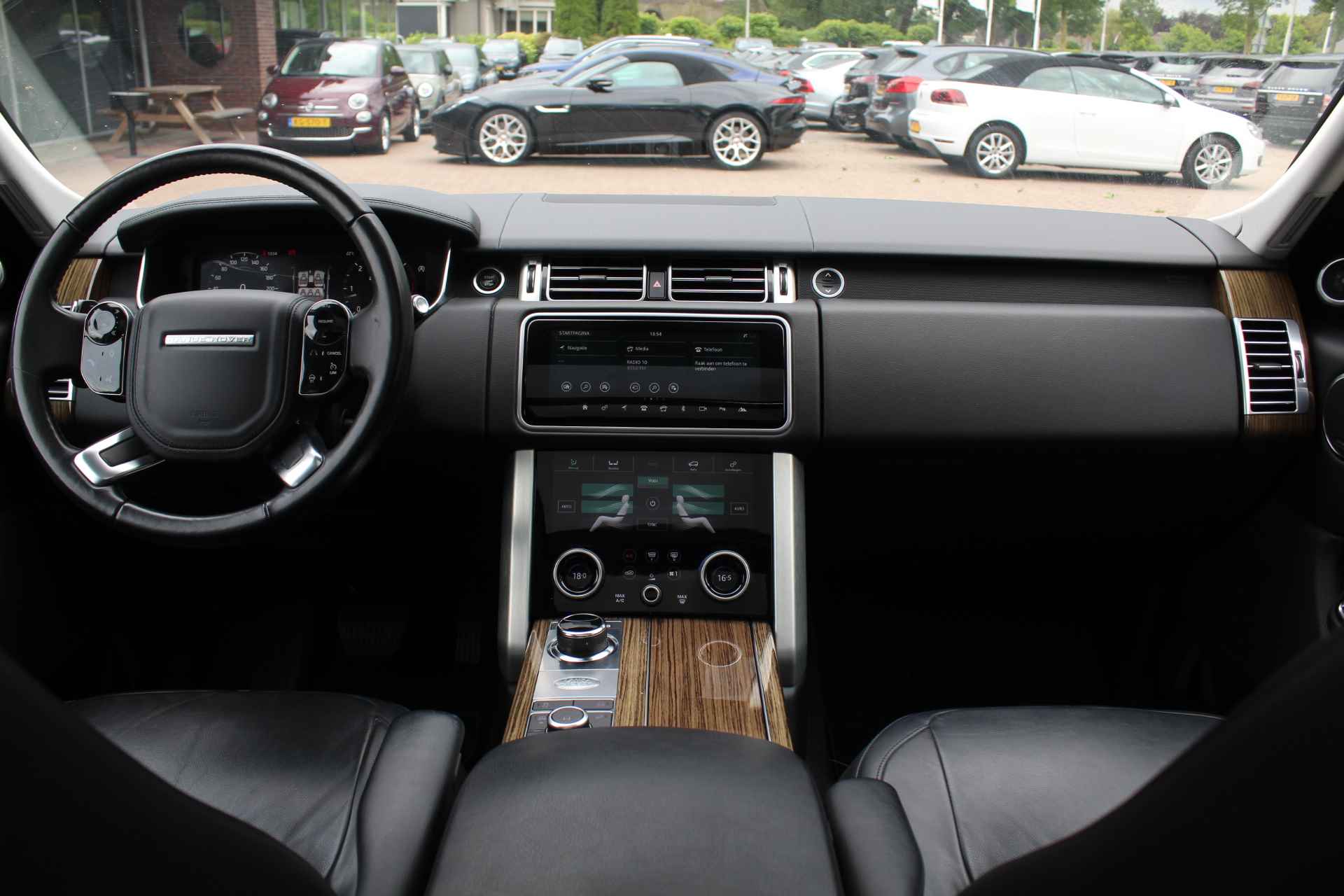 Land Rover Range Rover 3.0 TDV6 Autobiography / Trekhaak / Panoramadak / Camera / Luchtvering / 21'' / Meridian / Stoelverwarming / Stuurverwarming / DAB / Cruise Control - 2/37