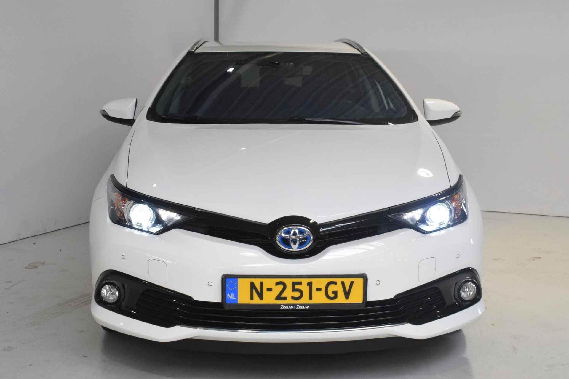 Toyota Auris Touring Sports 1.8 Hybrid Dynamic | Achteruitrijcamera | Parkeersensoren | Trekhaak | Stoelverwarming | Navigatie | Bluetooth | Verwarmbare zijspiegels | Cruise control | Automatische regen/licht sensor | Elektrische zijspiegels + ramen | - 2/45