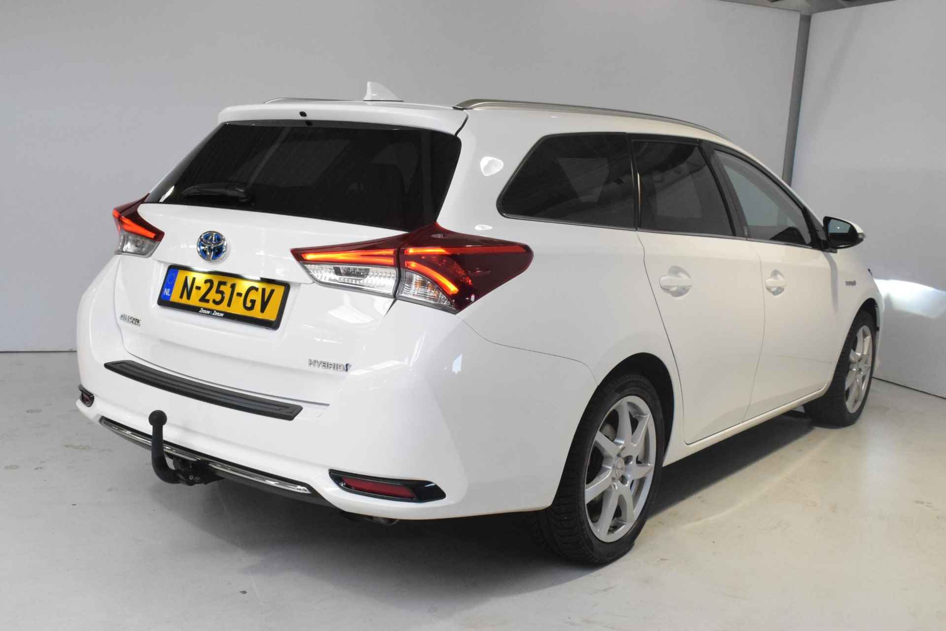 Toyota Auris Touring Sports 1.8 Hybrid Dynamic | Achteruitrijcamera | Parkeersensoren | Trekhaak | Stoelverwarming | Navigatie | Bluetooth | Verwarmbare zijspiegels | Cruise control | Automatische regen/licht sensor | Elektrische zijspiegels + ramen | - 8/45