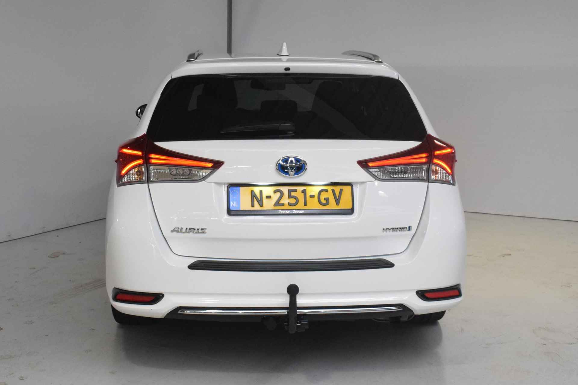 Toyota Auris Touring Sports 1.8 Hybrid Dynamic | Achteruitrijcamera | Parkeersensoren | Trekhaak | Stoelverwarming | Navigatie | Bluetooth | Verwarmbare zijspiegels | Cruise control | Automatische regen/licht sensor | Elektrische zijspiegels + ramen | - 9/45