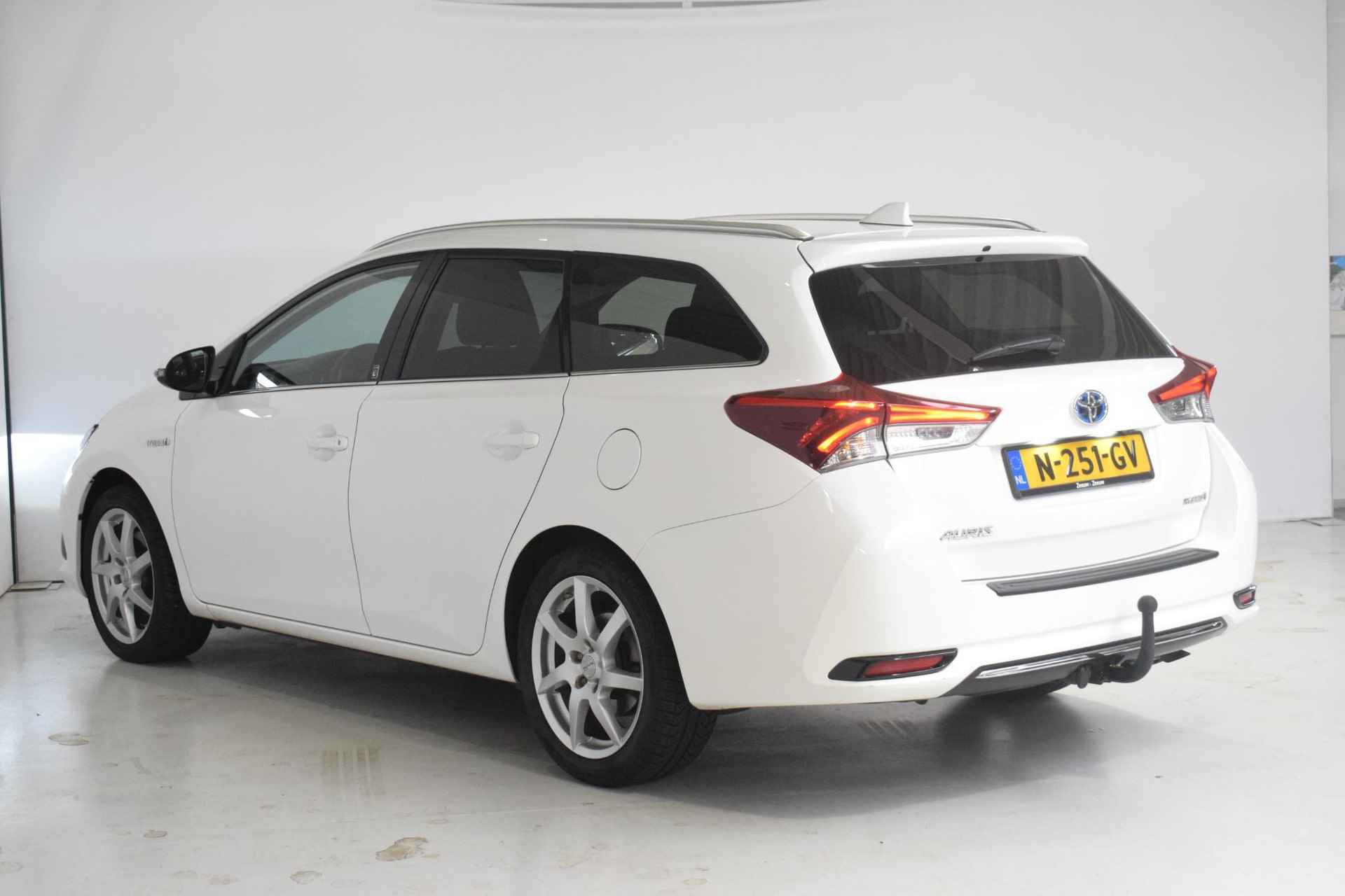 Toyota Auris Touring Sports 1.8 Hybrid Dynamic | Achteruitrijcamera | Parkeersensoren | Trekhaak | Stoelverwarming | Navigatie | Bluetooth | Verwarmbare zijspiegels | Cruise control | Automatische regen/licht sensor | Elektrische zijspiegels + ramen | - 10/45