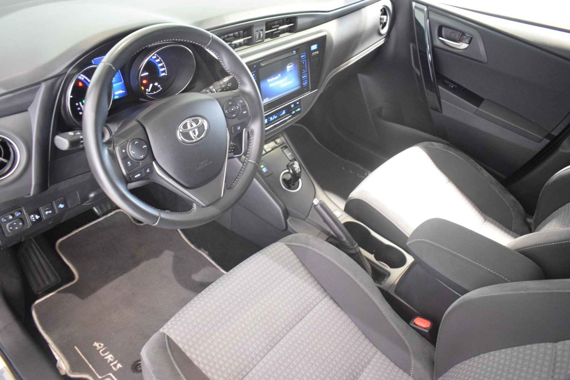 Toyota Auris Touring Sports 1.8 Hybrid Dynamic | Achteruitrijcamera | Parkeersensoren | Trekhaak | Stoelverwarming | Navigatie | Bluetooth | Verwarmbare zijspiegels | Cruise control | Automatische regen/licht sensor | Elektrische zijspiegels + ramen | - 15/45