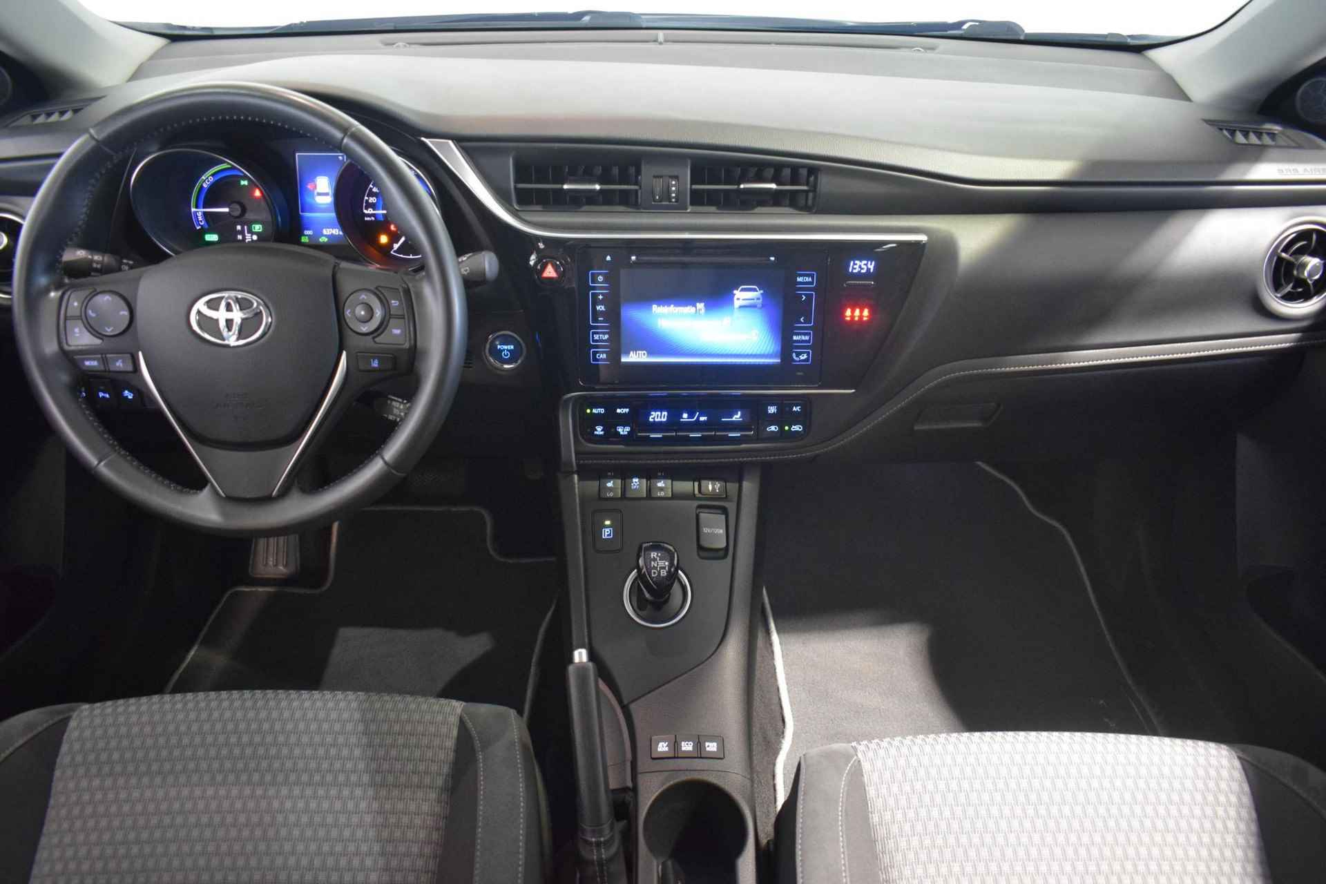 Toyota Auris Touring Sports 1.8 Hybrid Dynamic | Achteruitrijcamera | Parkeersensoren | Trekhaak | Stoelverwarming | Navigatie | Bluetooth | Verwarmbare zijspiegels | Cruise control | Automatische regen/licht sensor | Elektrische zijspiegels + ramen | - 24/45