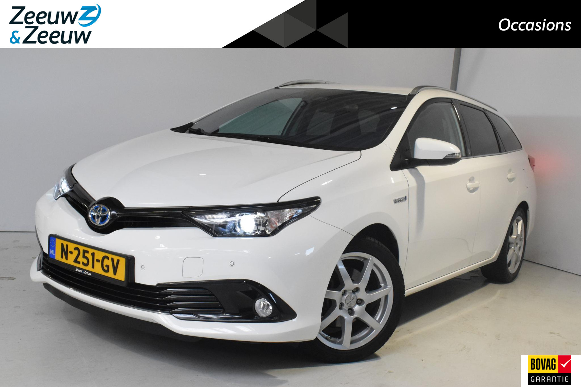 Toyota Auris Touring Sports 1.8 Hybrid Dynamic | Achteruitrijcamera | Parkeersensoren | Trekhaak | Stoelverwarming | Navigatie | Bluetooth | Verwarmbare zijspiegels | Cruise control | Automatische regen/licht sensor | Elektrische zijspiegels + ramen |