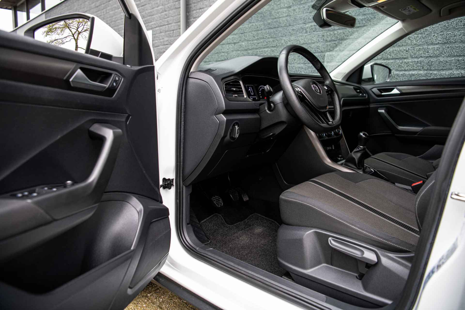 Volkswagen T-Roc 1.0 TSi 115 pk Style | Navigatie | Parkeersensoren | Trekhaak - 31/41