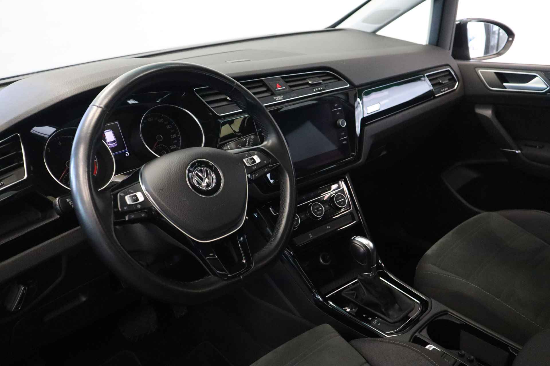 Volkswagen Touran 1.5 TSI Highline Business R 7p Automaat, Panoramadak , All seasons LMV Navigatie. - 11/28