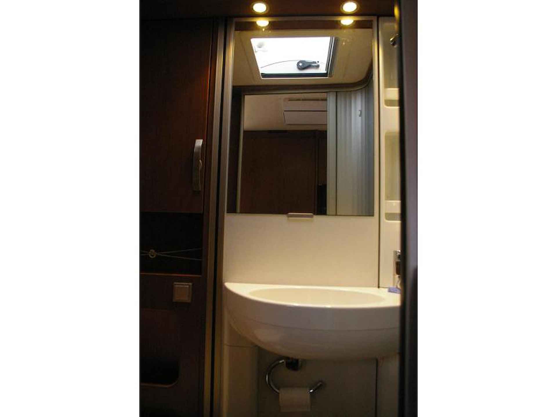 Hymer Exsis-I 644 Semi automaat, Dwarsbed - 13/14