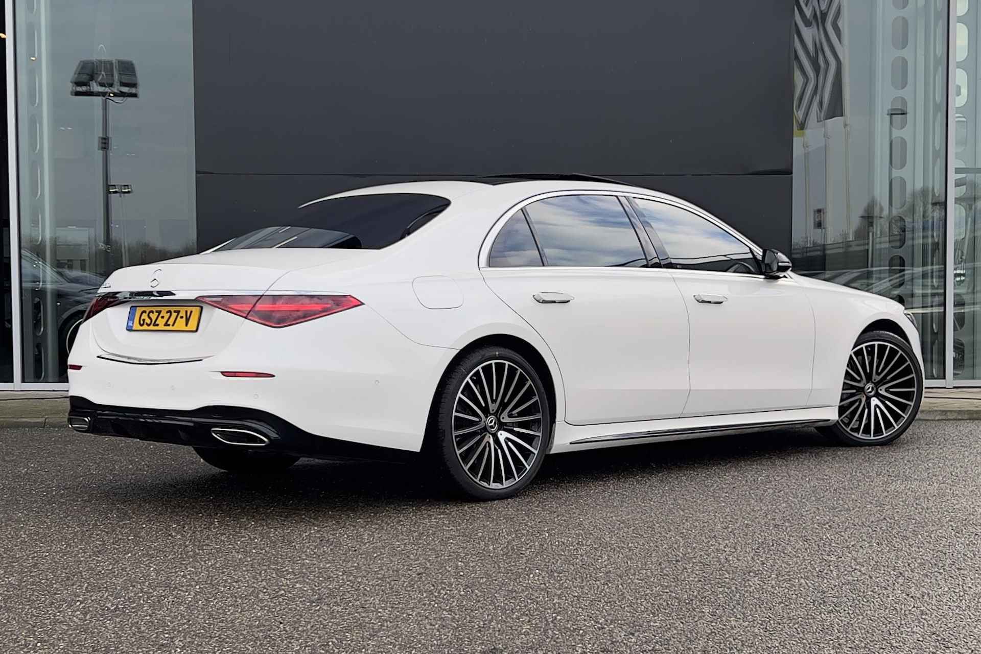 Mercedes-Benz S-klasse S 580e L Automaat AMG Line | MANUFAKTUR | Nightpakket | Panoramadak | Burmester 3D Audio | Airmatic | Stoelventilatie/verwarming | Memory | 360° Camera | Sfeerverlichting - 2/35