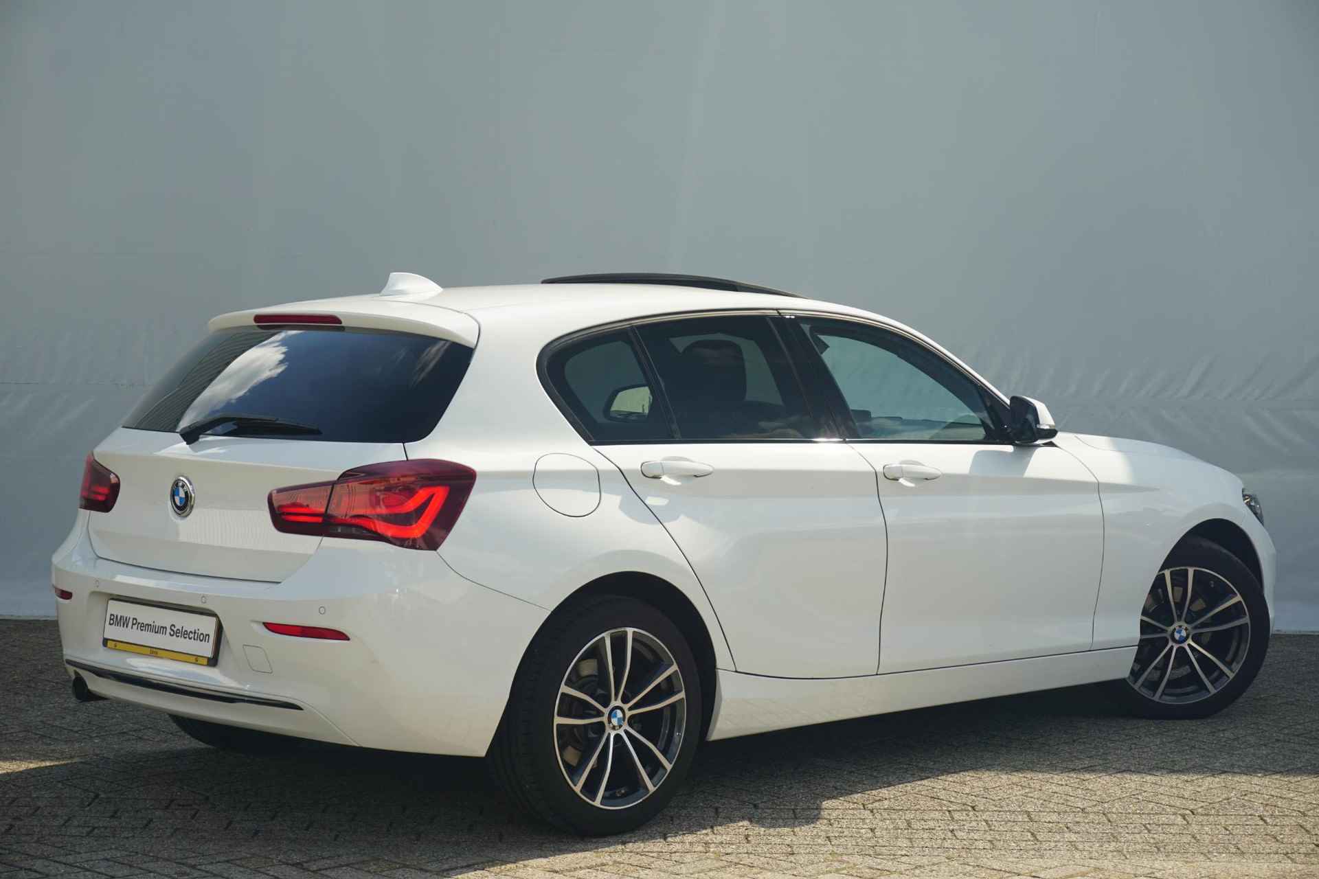 BMW 1-serie 5-deurs 118i M Sport / Panorama Dak / Automaat - 2/30