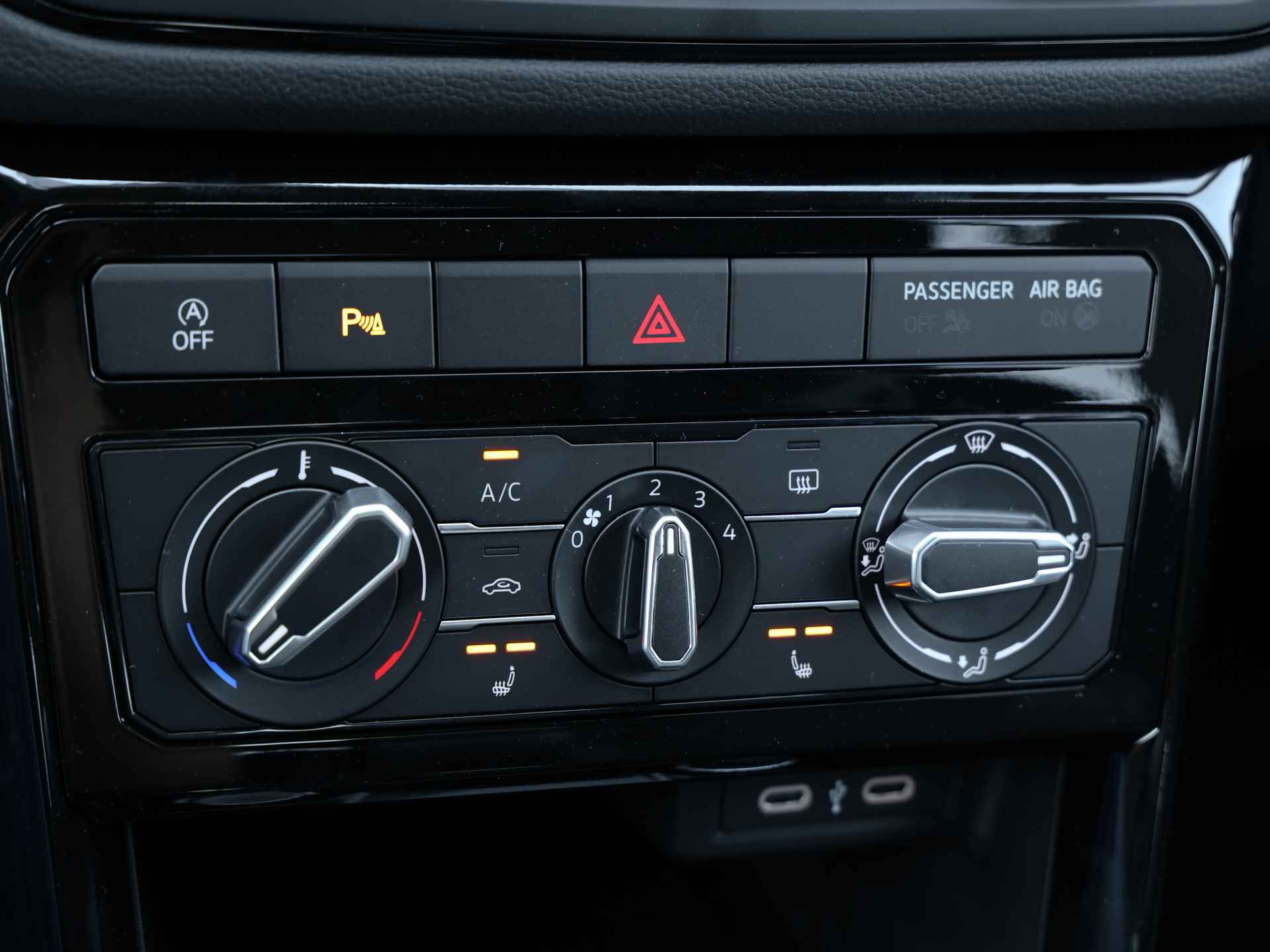 Volkswagen T-Cross 1.0 TSI Life Edition | Navigatie | Camera | Keyless | Stoelverwarming | - 27/41