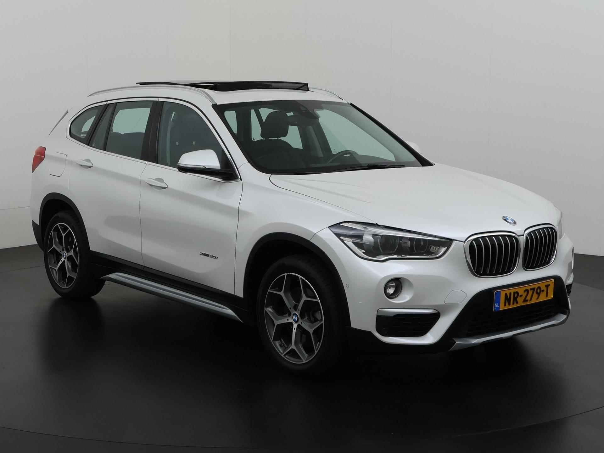 BMW X1 xDrive20i High Executive | Panoramadak | Camera | Elek. Achterklep | Zondag Open! - 30/41