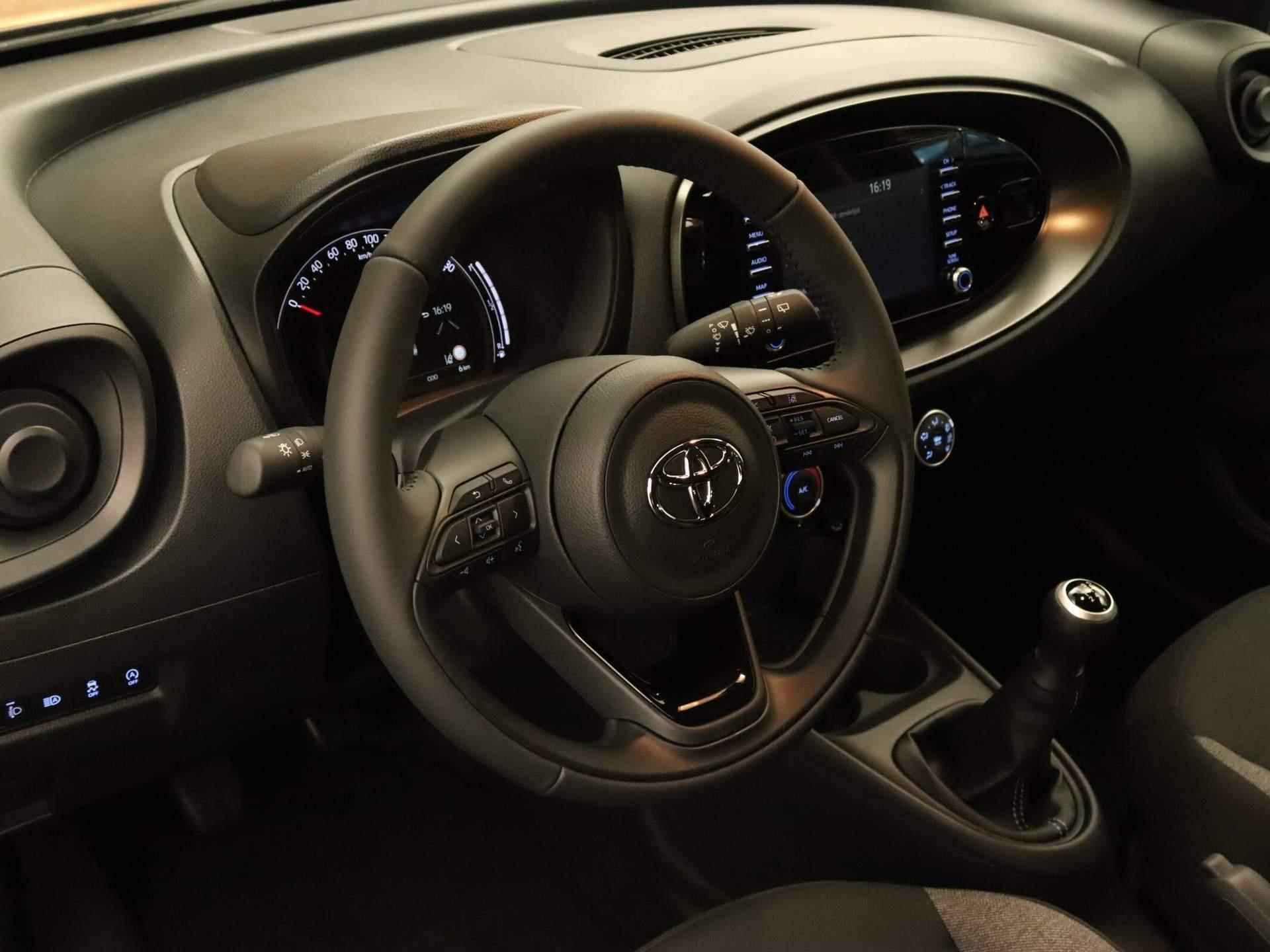 Toyota Aygo X 1.0 VVT-i MT play DEMONSTRATIE MODEL - APPLE CARPLAY/ANDROID AUTO - AIRCO - ACHTERUITRIJCAMERA - ADAPTIVE CRUISE CONTROL - 3/29