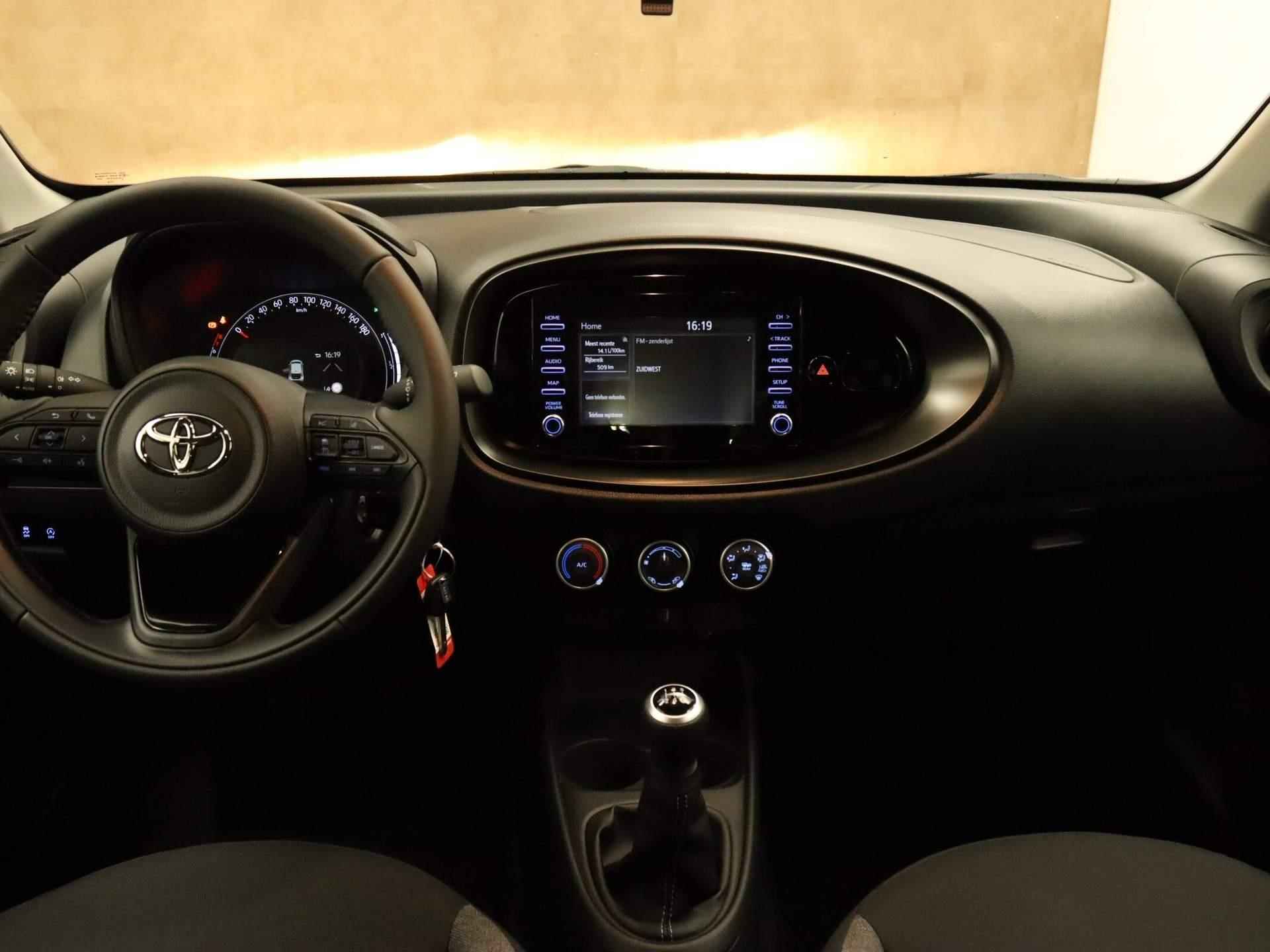 Toyota Aygo X 1.0 VVT-i MT play DEMONSTRATIE MODEL - APPLE CARPLAY/ANDROID AUTO - AIRCO - ACHTERUITRIJCAMERA - ADAPTIVE CRUISE CONTROL - 4/29