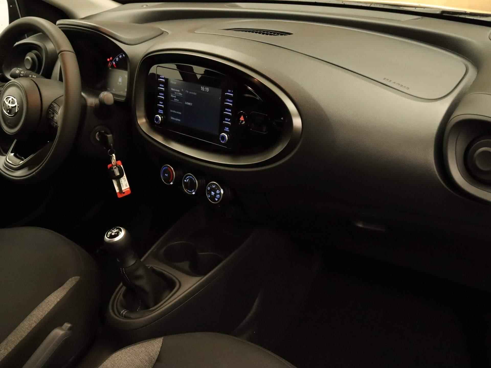 Toyota Aygo X 1.0 VVT-i MT play DEMONSTRATIE MODEL - APPLE CARPLAY/ANDROID AUTO - AIRCO - ACHTERUITRIJCAMERA - ADAPTIVE CRUISE CONTROL - 13/29